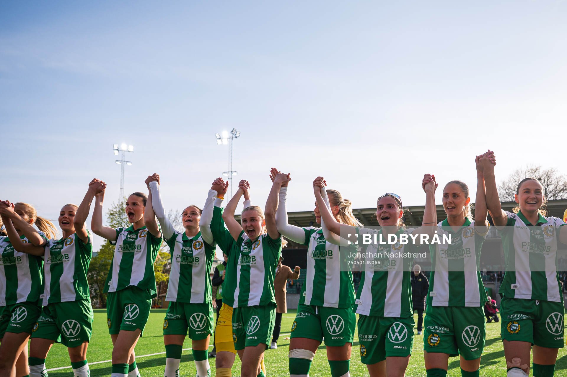 Hammarbys spelare jublar efter semifinalen i Svenska Cupen mellan Hammarby och Rosengård den 1 maj 2025 i Stockholm.