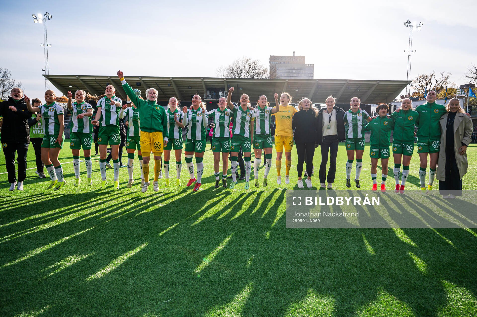 Hammarbys spelare jublar efter semifinalen i Svenska Cupen mellan Hammarby och Rosengård den 1 maj 2025 i Stockholm. 