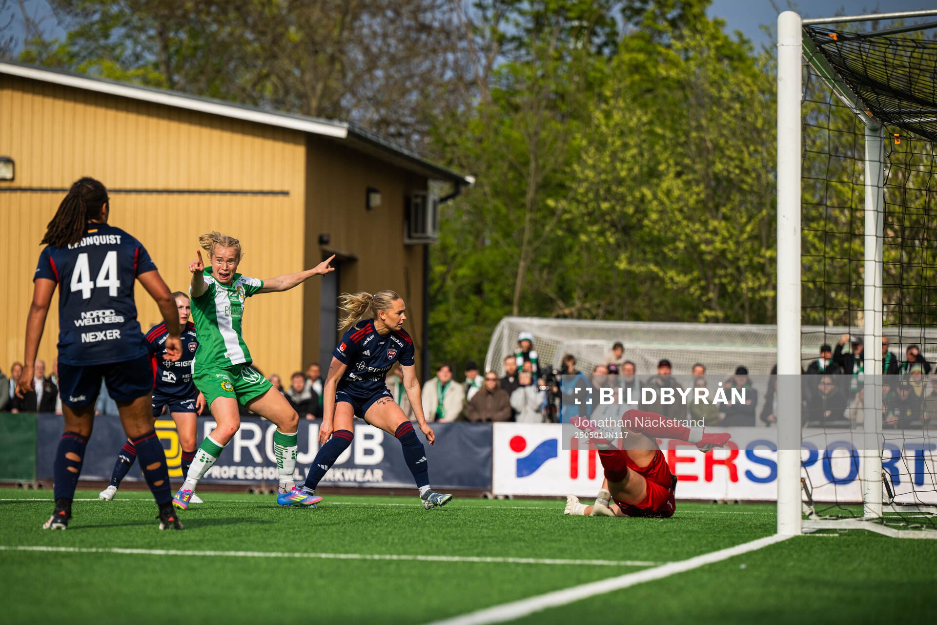 Hammarbys Julie Blakstad jublar efter 3-0 under semifinalen i Svenska Cupen mellan Hammarby och Rosengård den 1 maj 2025 i Stockholm.