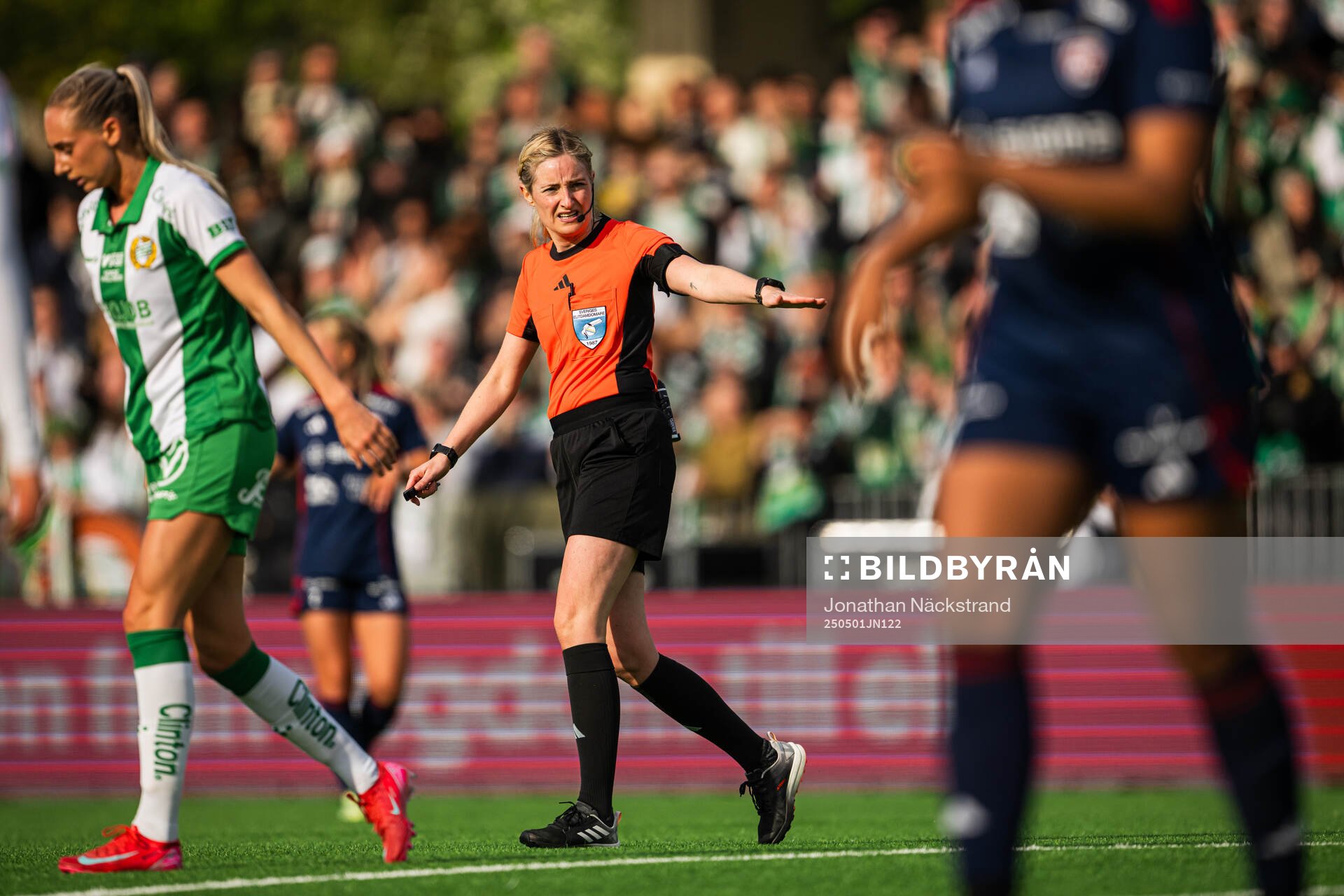 Domare Eva Svärdsudd under semifinalen i Svenska Cupen mellan Hammarby och Rosengård den 1 maj 2025 i Stockholm. 