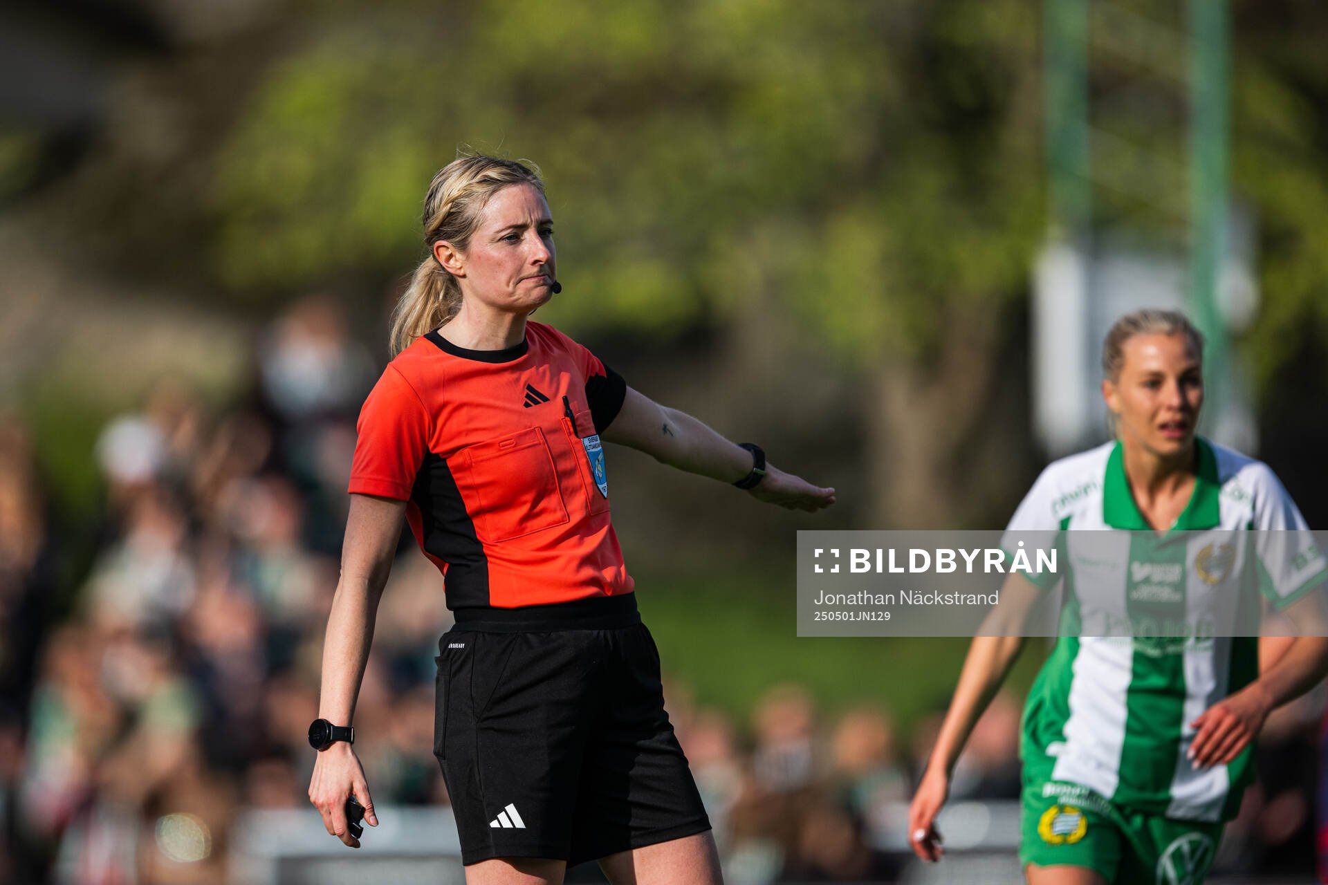Domare Eva Svärdsudd under semifinalen i Svenska Cupen mellan Hammarby och Rosengård den 1 maj 2025 i Stockholm. 