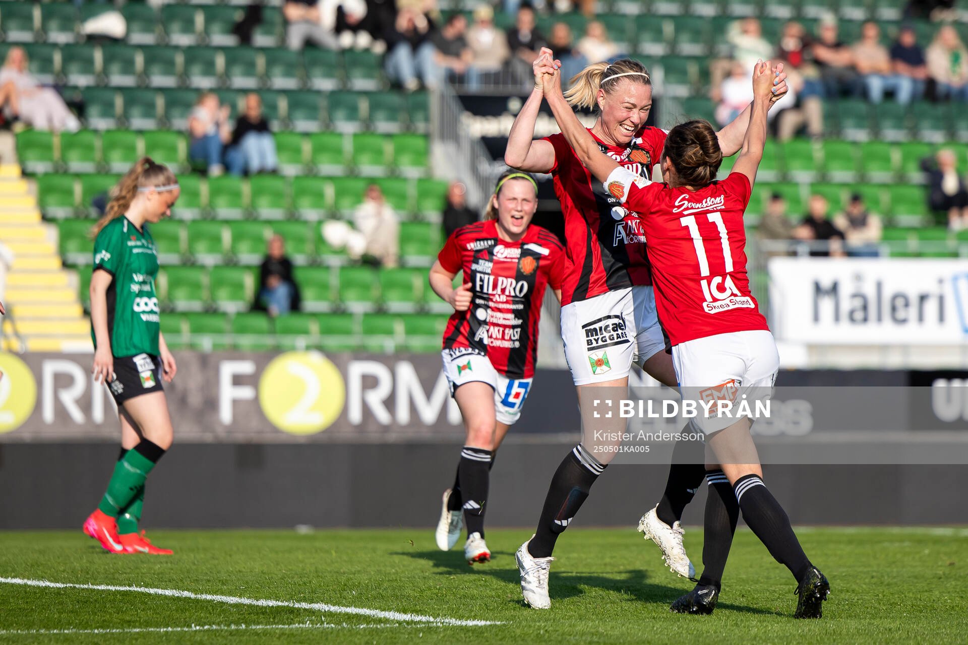 Stafsinges Anneli Bengtsson jublar med Lina Torstensson efter 0-1 under fotbollsmatchen i Division 2 Västra Götaland mellan Varberg och Stafsinge den 1 maj 2025 i Varberg. 