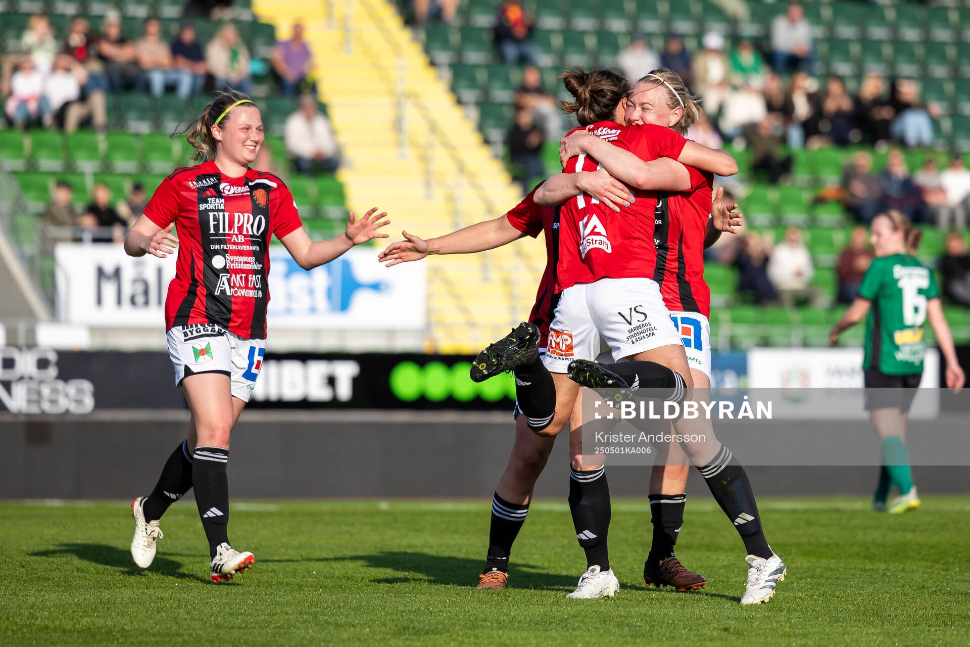 Stafsinges Anneli Bengtsson jublar med Lina Torstensson efter 0-1 under fotbollsmatchen i Division 2 Västra Götaland mellan Varberg och Stafsinge den 1 maj 2025 i Varberg.