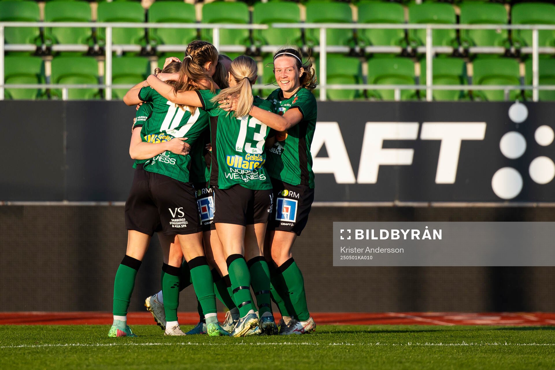 Varbergs spelare jublar efter 1-1 under fotbollsmatchen i Division 2 Västra Götaland mellan Varberg och Stafsinge den 1 maj 2025 i Varberg.