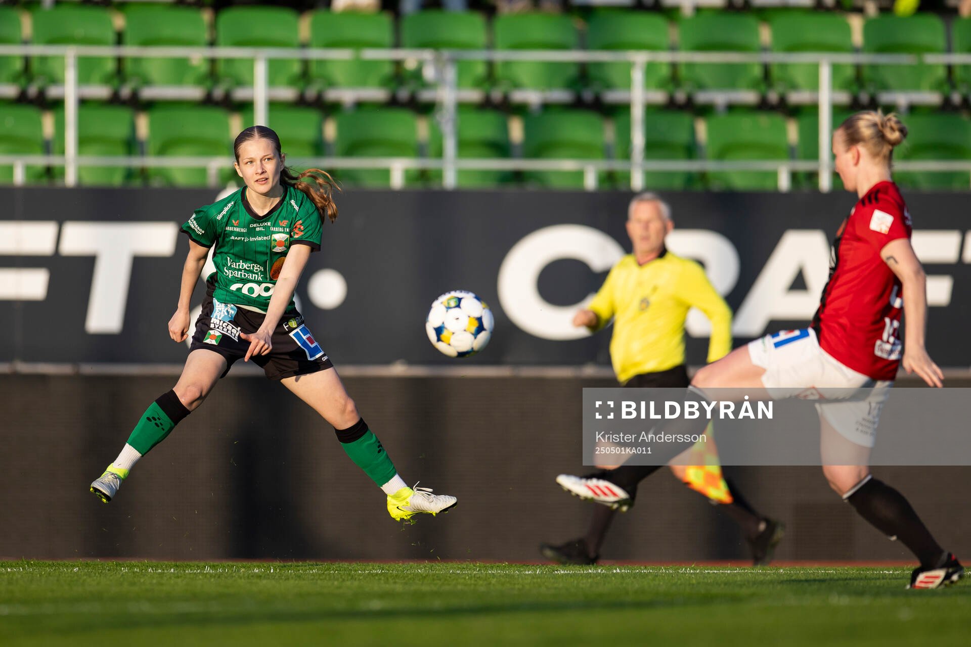 Varbergs Kellie Leppänen under fotbollsmatchen i Division 2 Västra Götaland mellan Varberg och Stafsinge den 1 maj 2025 i Varberg.