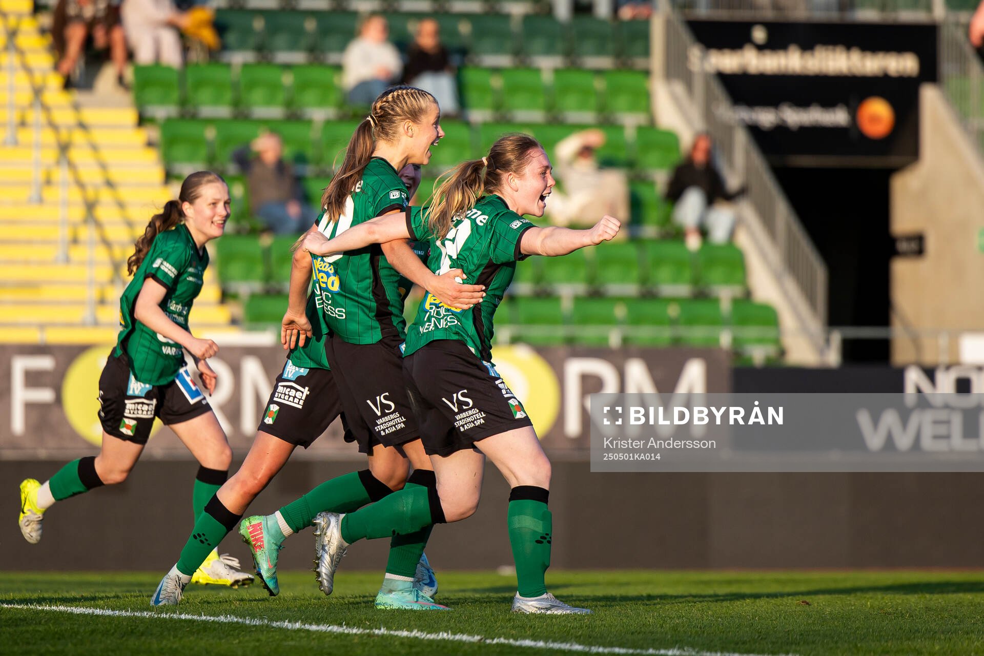 Varbergs spelare jublar efter 2-1 av Amanda Flatum under fotbollsmatchen i Division 2 Västra Götaland mellan Varberg och Stafsinge den 1 maj 2025 i Varberg.