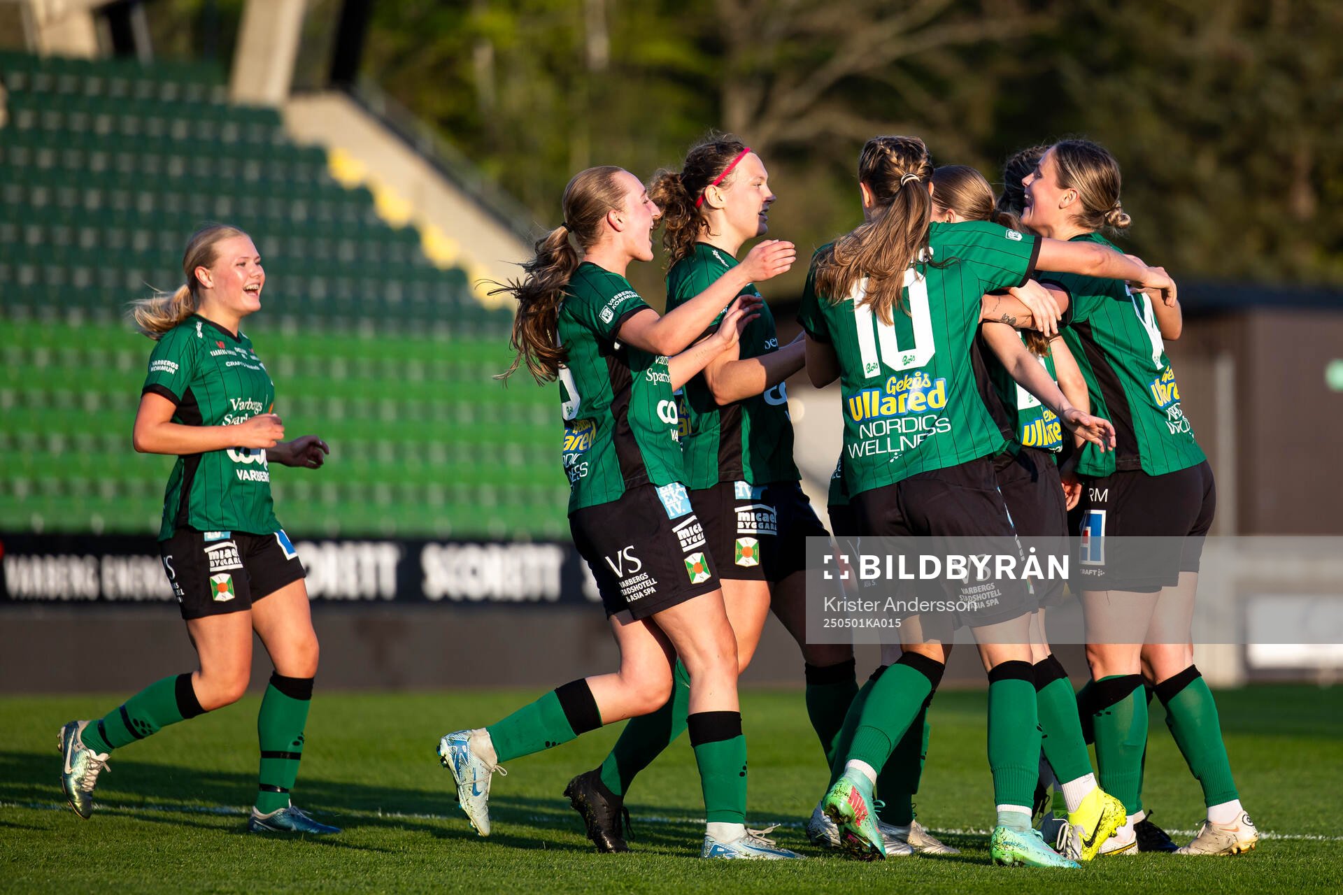 Varbergs spelare jublar under fotbollsmatchen i Division 2 Västra Götaland mellan Varberg och Stafsinge den 1 maj 2025 i Varberg.