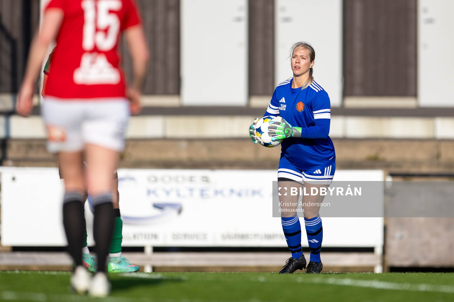 Stafsinges målvakt Sofia Andersson under fotbollsmatchen i Division 2 Västra Götaland mellan Varberg och Stafsinge den 1 maj 2025 i Varberg.
