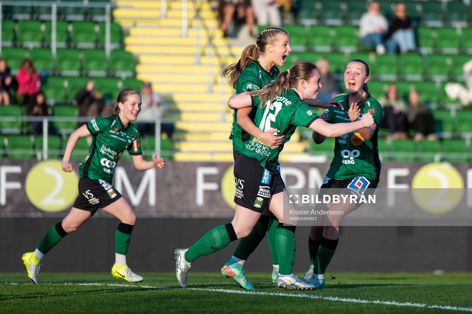 Varbergs spelare jublar efter 2-1 av Amanda Flatum under fotbollsmatchen i Division 2 Västra Götaland mellan Varberg och Stafsinge den 1 maj 2025 i Varberg.
