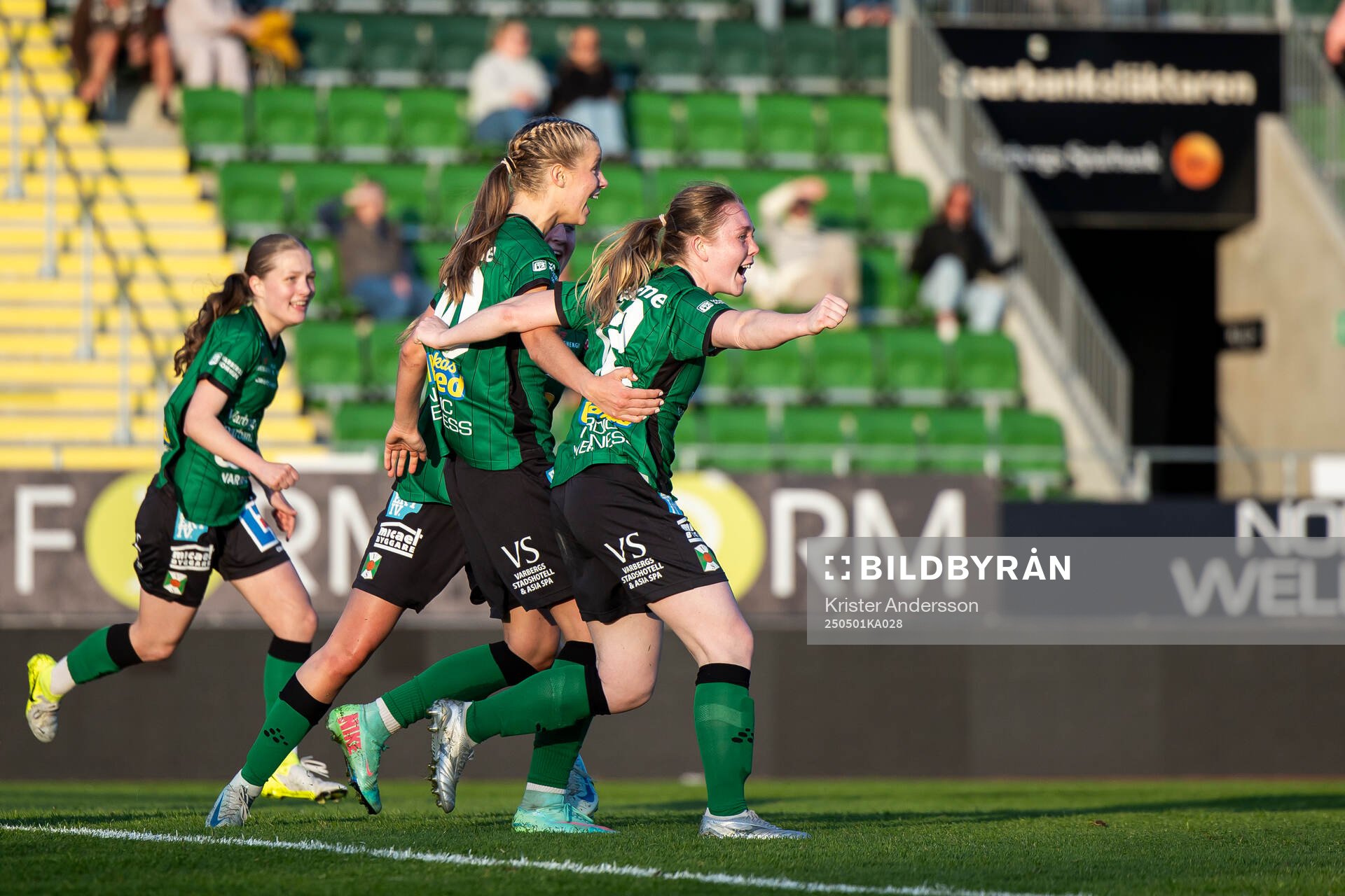 Varbergs spelare jublar efter 2-1 av Amanda Flatum under fotbollsmatchen i Division 2 Västra Götaland mellan Varberg och Stafsinge den 1 maj 2025 i Varberg.