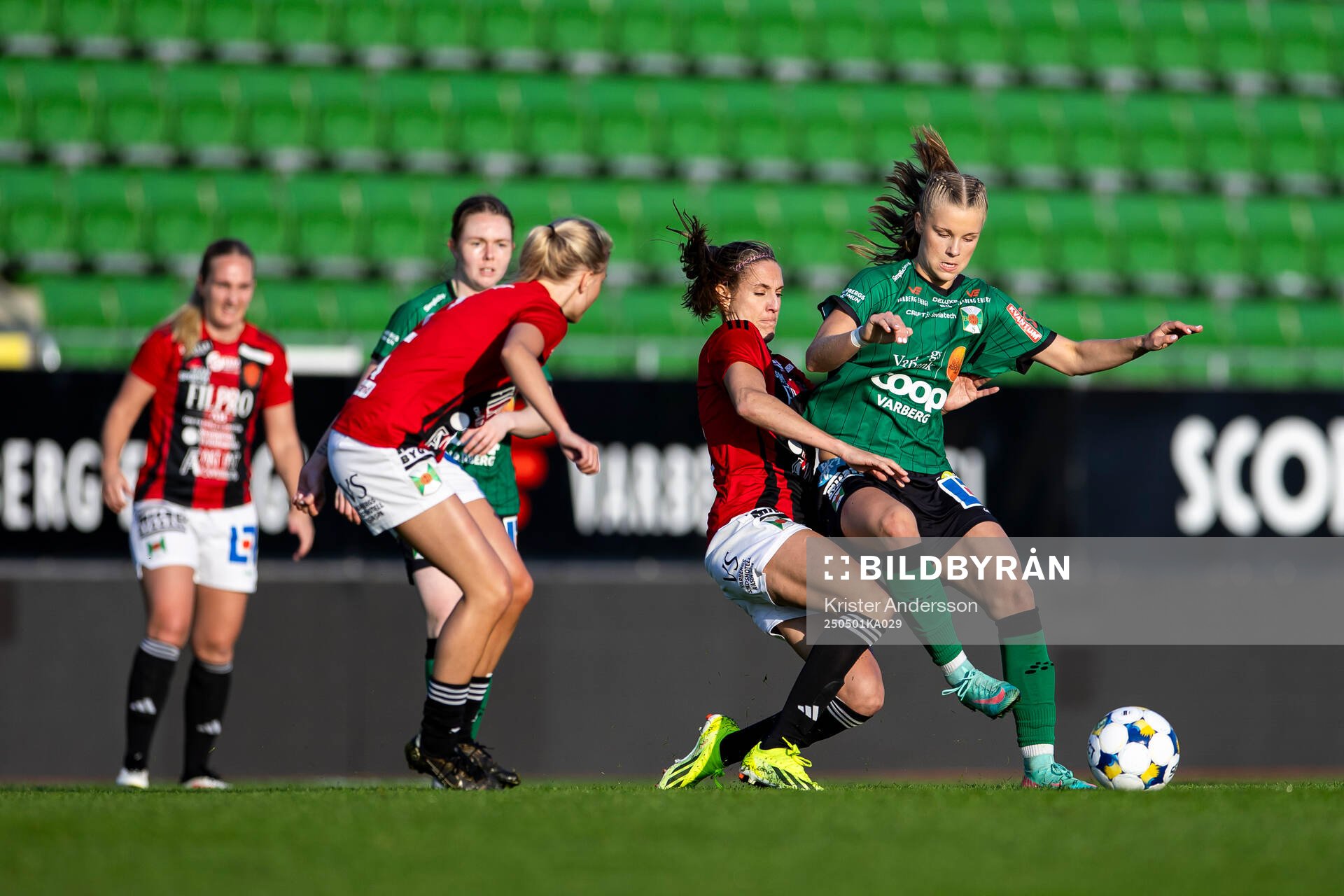 Stafsinges Alexandra Franzén och Varbergs Mollie Josefsson under fotbollsmatchen i Division 2 Västra Götaland mellan Varberg och Stafsinge den 1 maj 2025 i Varberg.