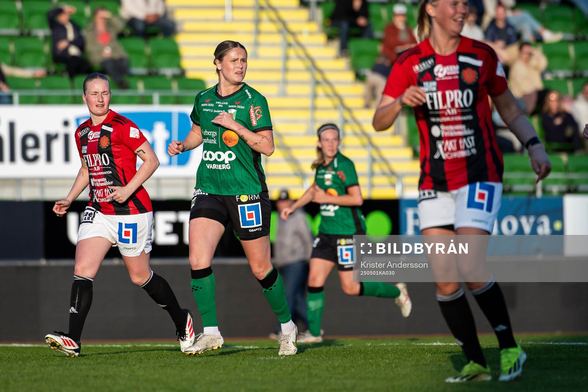 Varbergs Amanda Jansson under fotbollsmatchen i Division 2 Västra Götaland mellan Varberg och Stafsinge den 1 maj 2025 i Varberg.
