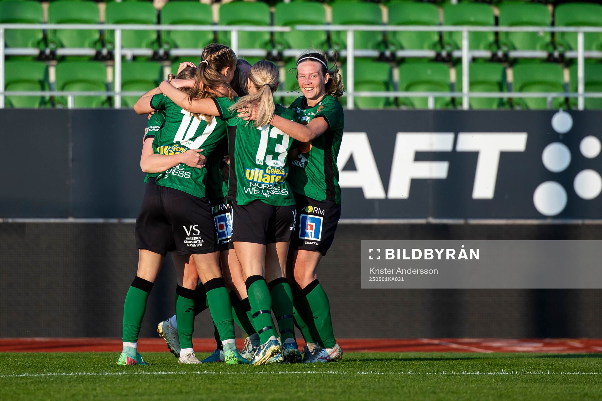 Varbergs spelare jublar efter 1-1 under fotbollsmatchen i Division 2 Västra Götaland mellan Varberg och Stafsinge den 1 maj 2025 i Varberg.