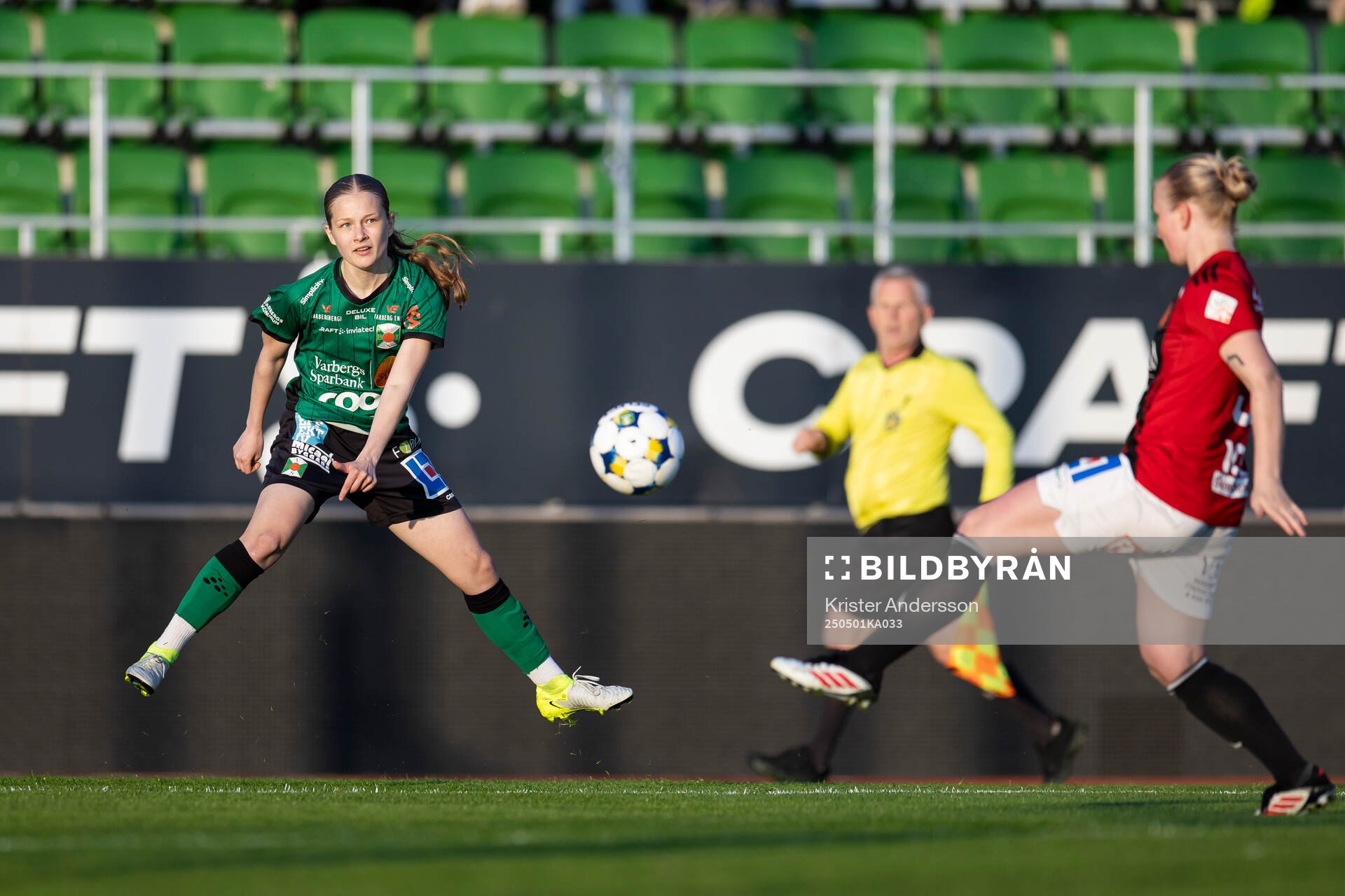 Varbergs Kellie Leppänen under fotbollsmatchen i Division 2 Västra Götaland mellan Varberg och Stafsinge den 1 maj 2025 i Varberg.