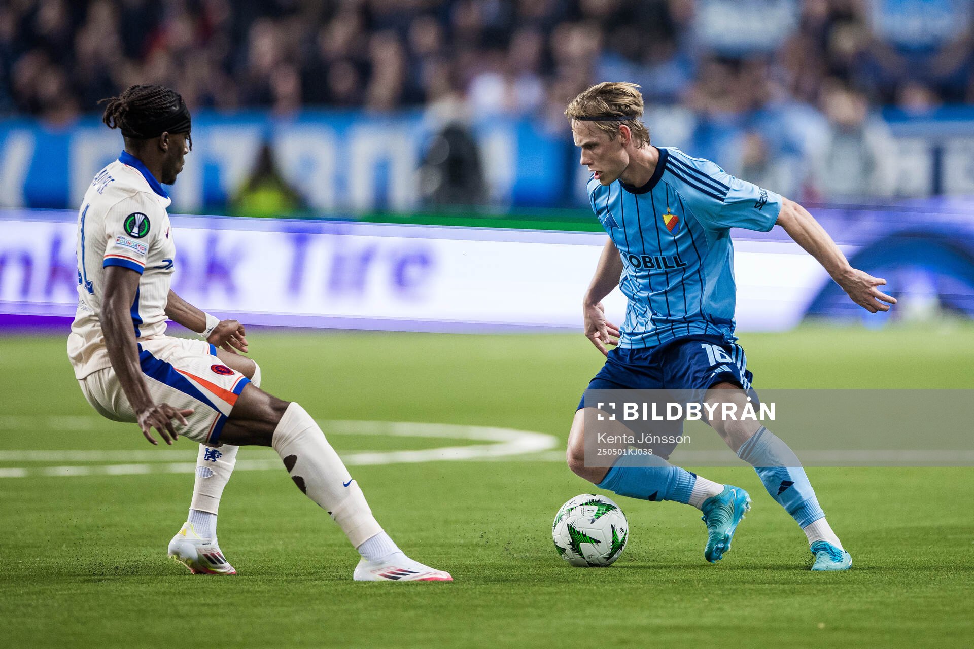 Noni Madueke of Chelsea and Tobias Gulliksen of Djurgården during the UEFA Conference League semifinal between Djurgården and Chelsea on May 1, 2025 in Stockholm.