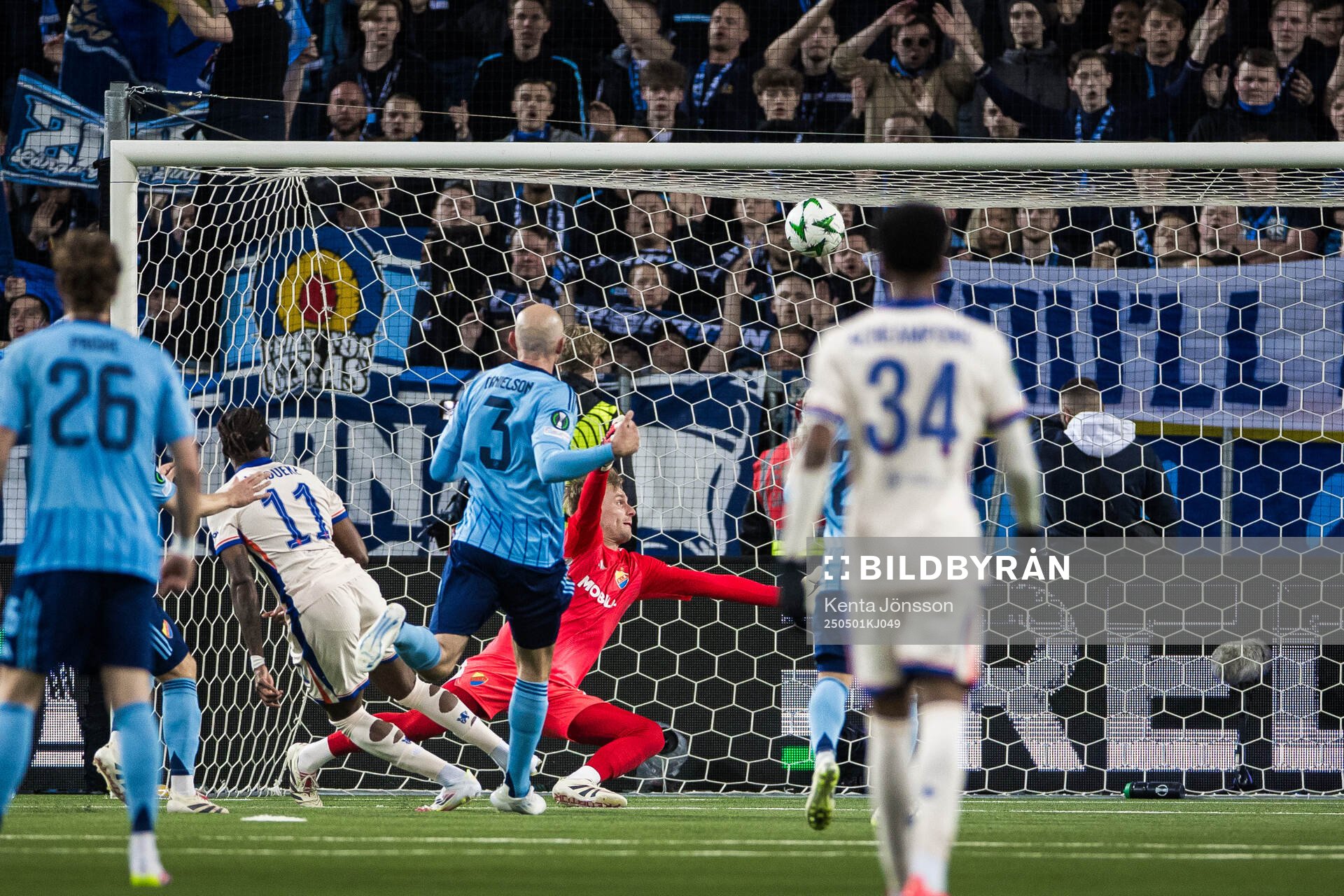 Noni Madueke of Chelsea and goalkeeper Jacob Rinne of Djurgården during the UEFA Conference League semifinal between Djurgården and Chelsea on May 1, 2025 in Stockholm.