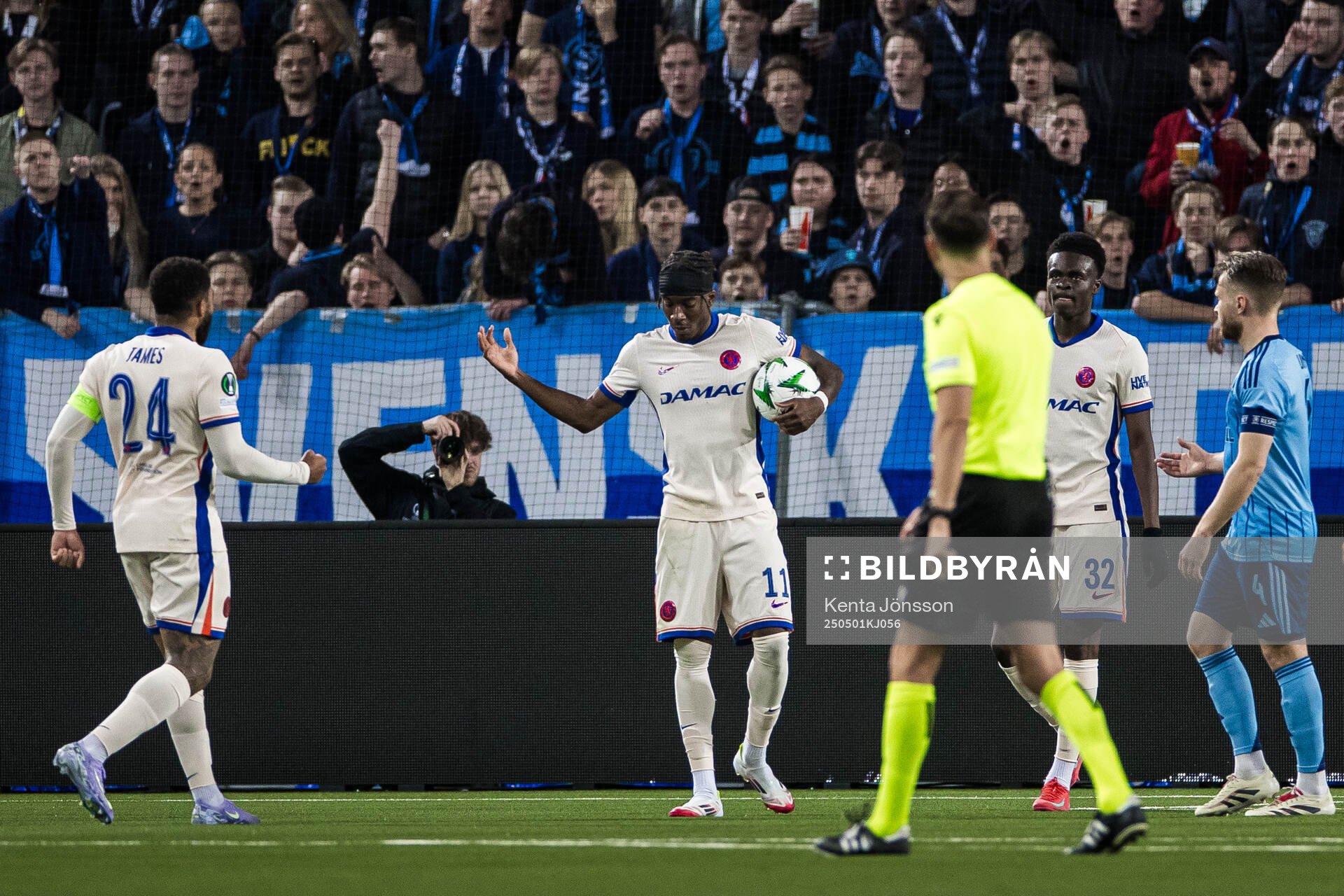 Noni Madueke of Chelsea celebrates the 0-2 goal during the UEFA Conference League semifinal between Djurgården and Chelsea on May 1, 2025 in Stockholm.