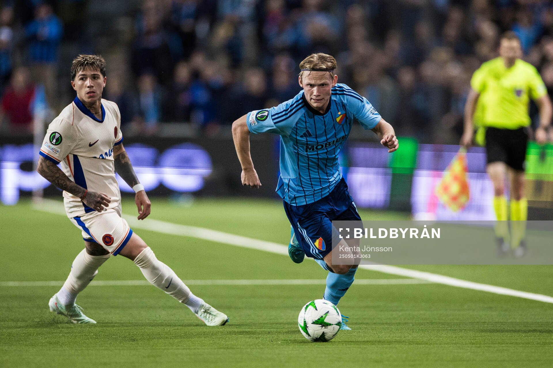 Tobias Gulliksen of Djurgården and Enzo Fernández of Chelsea during the UEFA Conference League semifinal between Djurgården and Chelsea on May 1, 2025 in Stockholm.