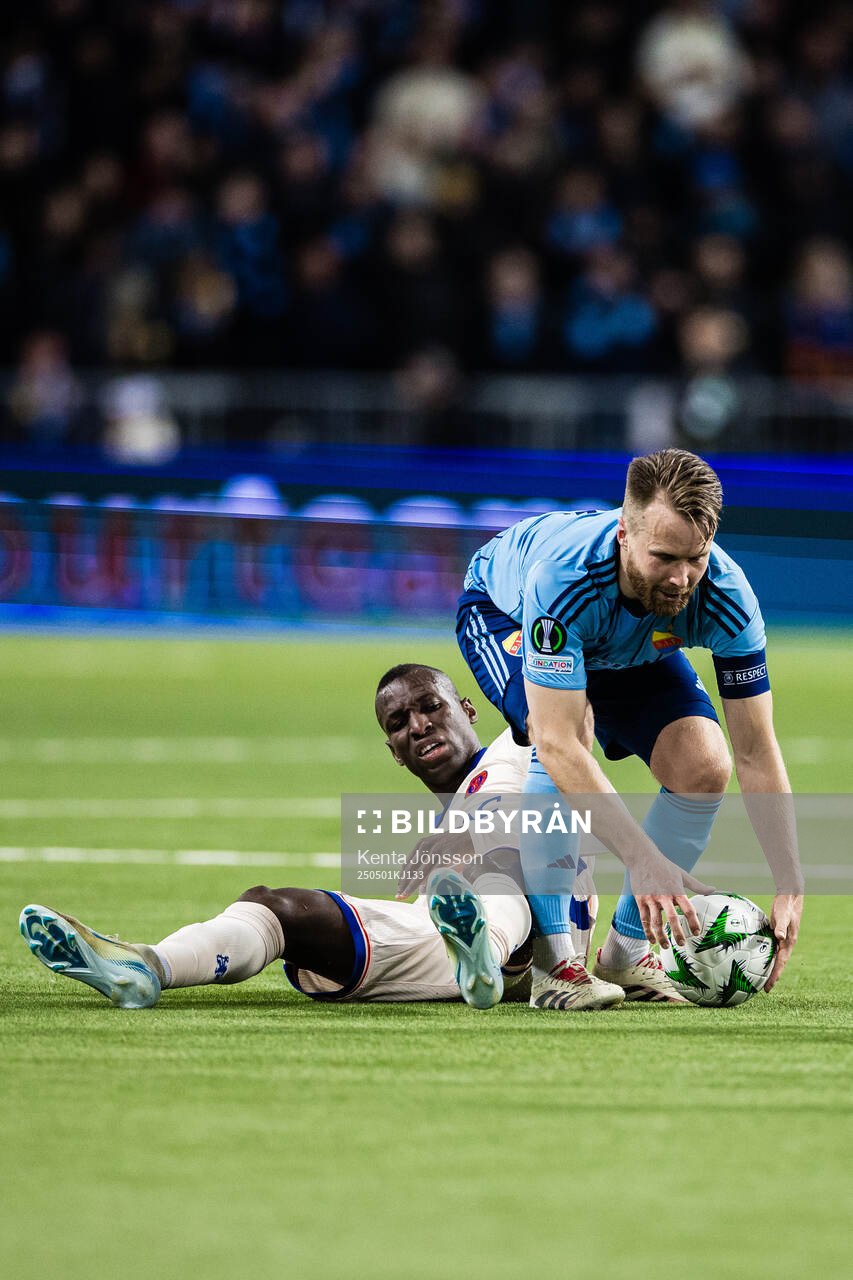 Moises Caicedo of Chelsea and Jacob Une of Djurgården during the UEFA Conference League semifinal between Djurgården and Chelsea on May 1, 2025 in Stockholm.