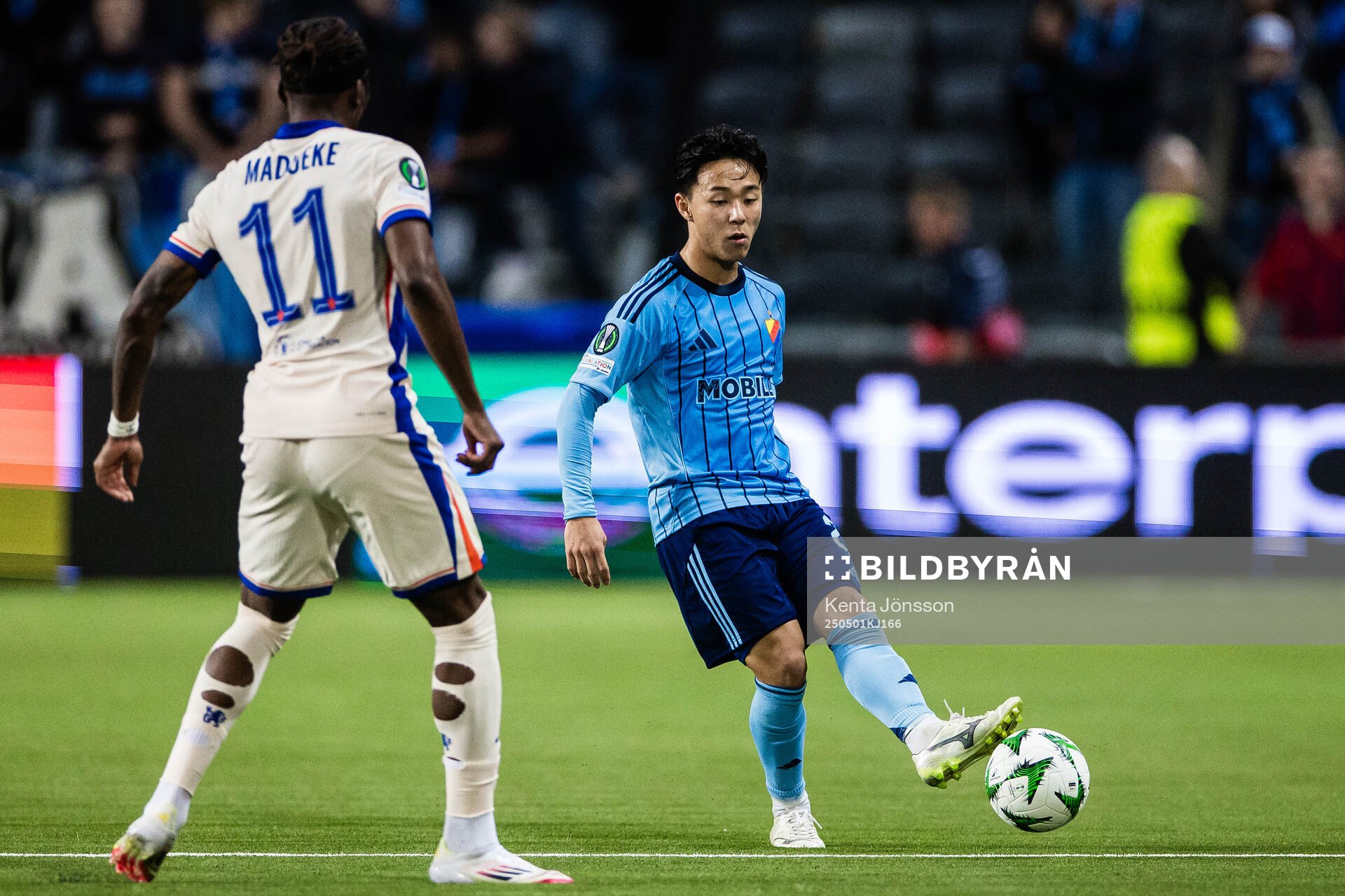 Keita Kosugi of Djurgården and Noni Madueke of Chelsea during the UEFA Conference League semifinal between Djurgården and Chelsea on May 1, 2025 in Stockholm.