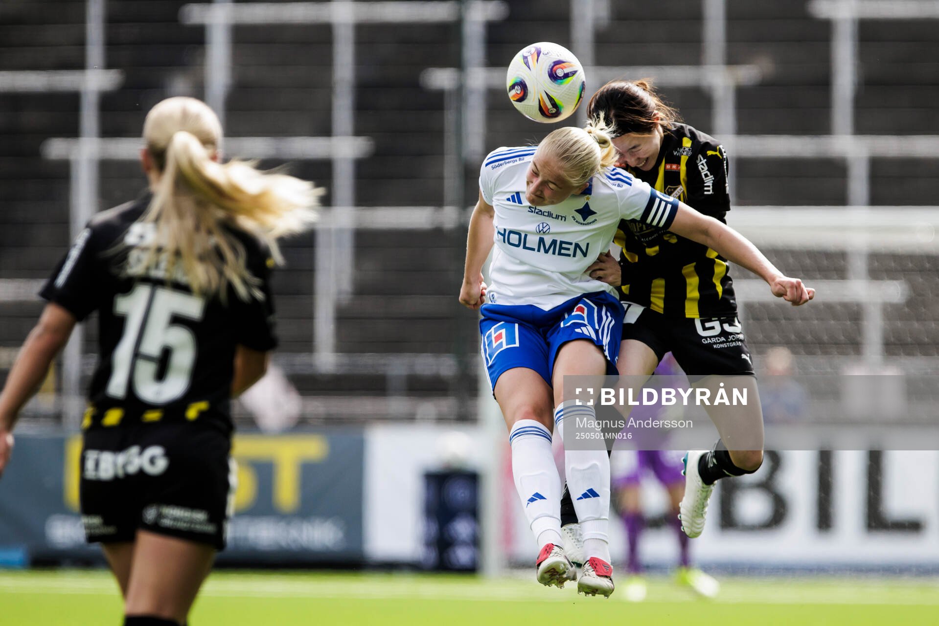 IFK Norrköpings Wilma Leidhammar och Häckens Hikaru Kitagawa under semifinalen i Svenska Cupen mellan IFK Norrköping och Häcken den 1 maj 2025 i Norrköping. 