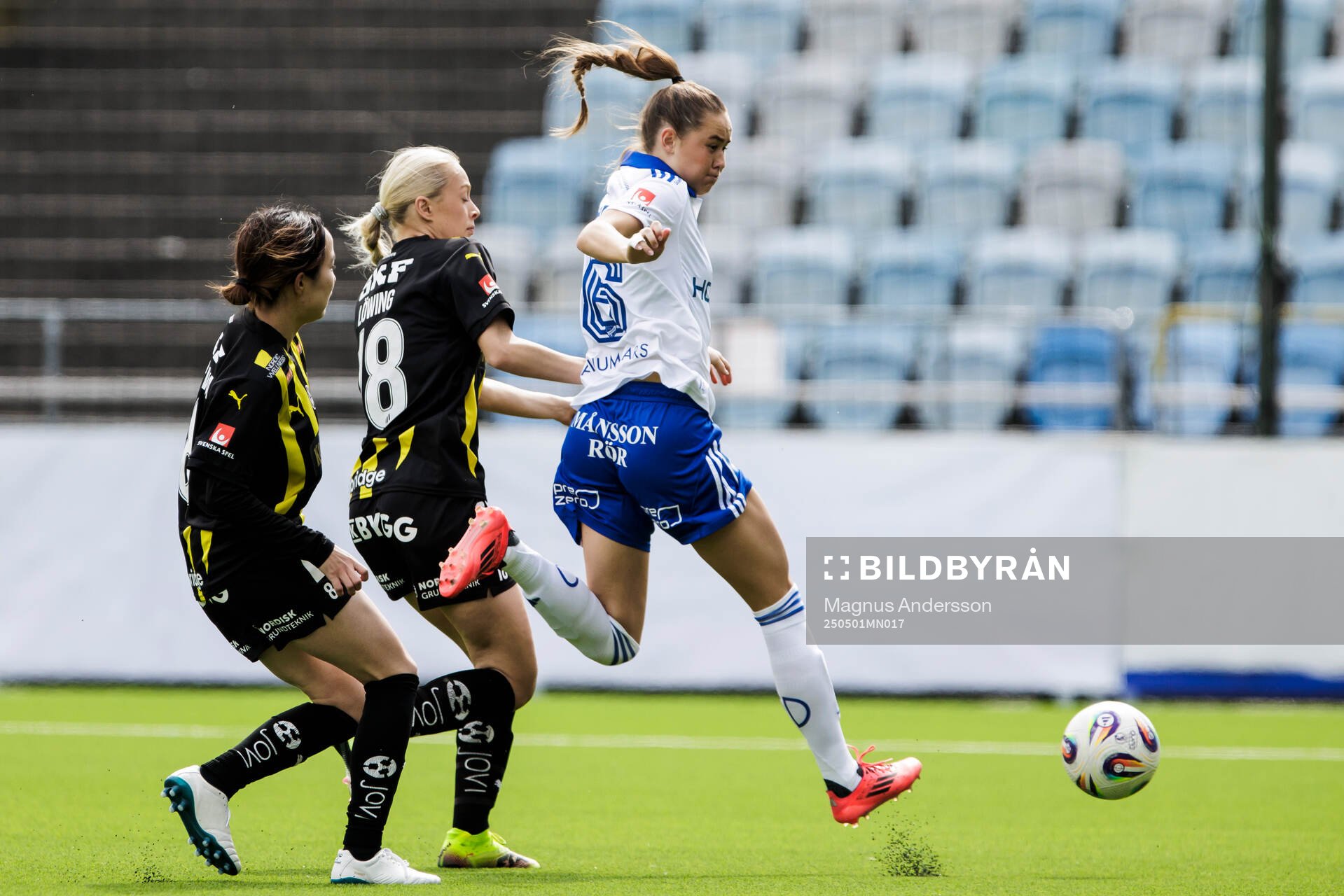 Häckens Lisa Löwing och IFK Norrköpings Svea Rehnberg under semifinalen i Svenska Cupen mellan IFK Norrköping och Häcken den 1 maj 2025 i Norrköping. 