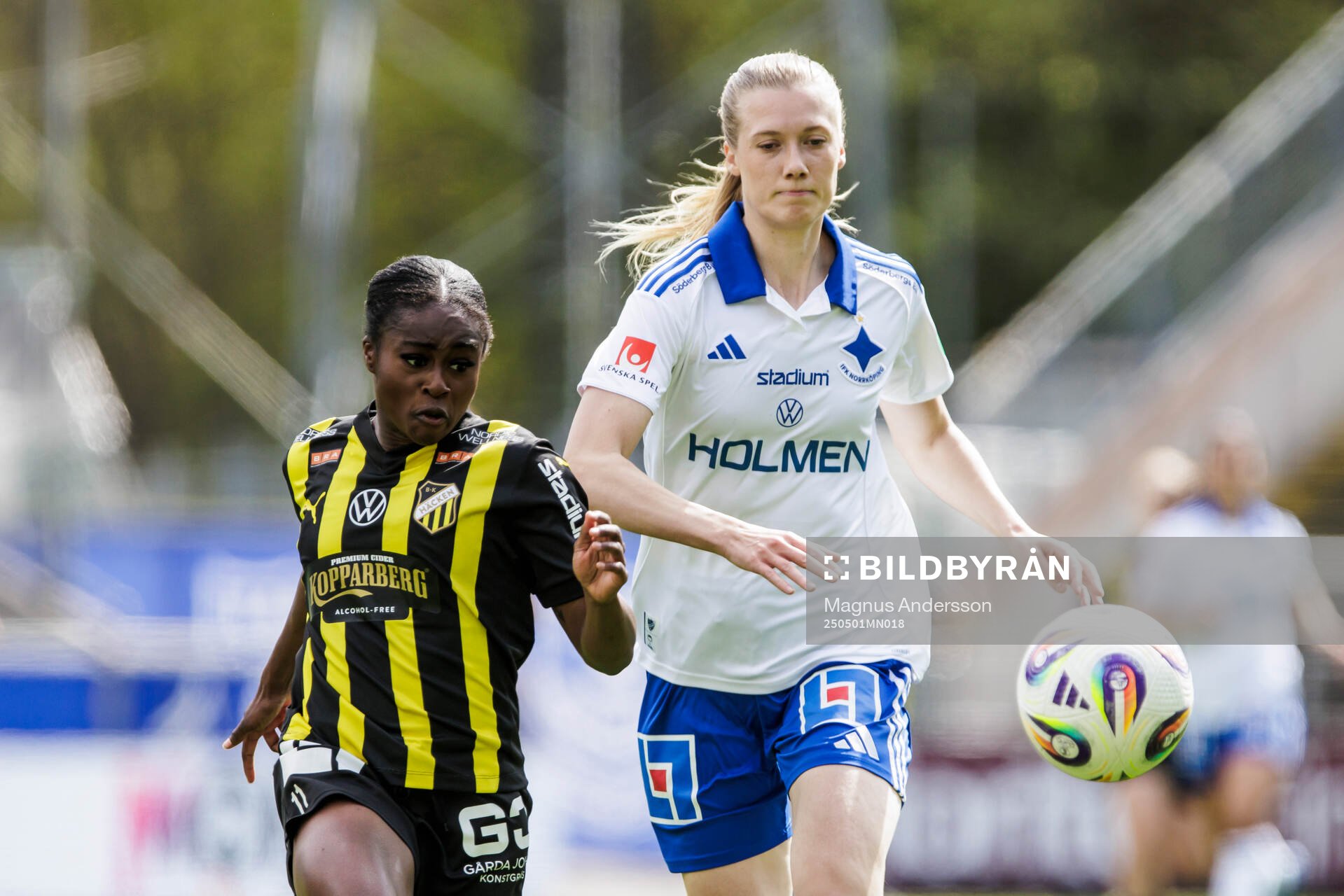 Häckens Monica Jusu Bah och IFK Norrköpings Ebba Handfast under semifinalen i Svenska Cupen mellan IFK Norrköping och Häcken den 1 maj 2025 i Norrköping.