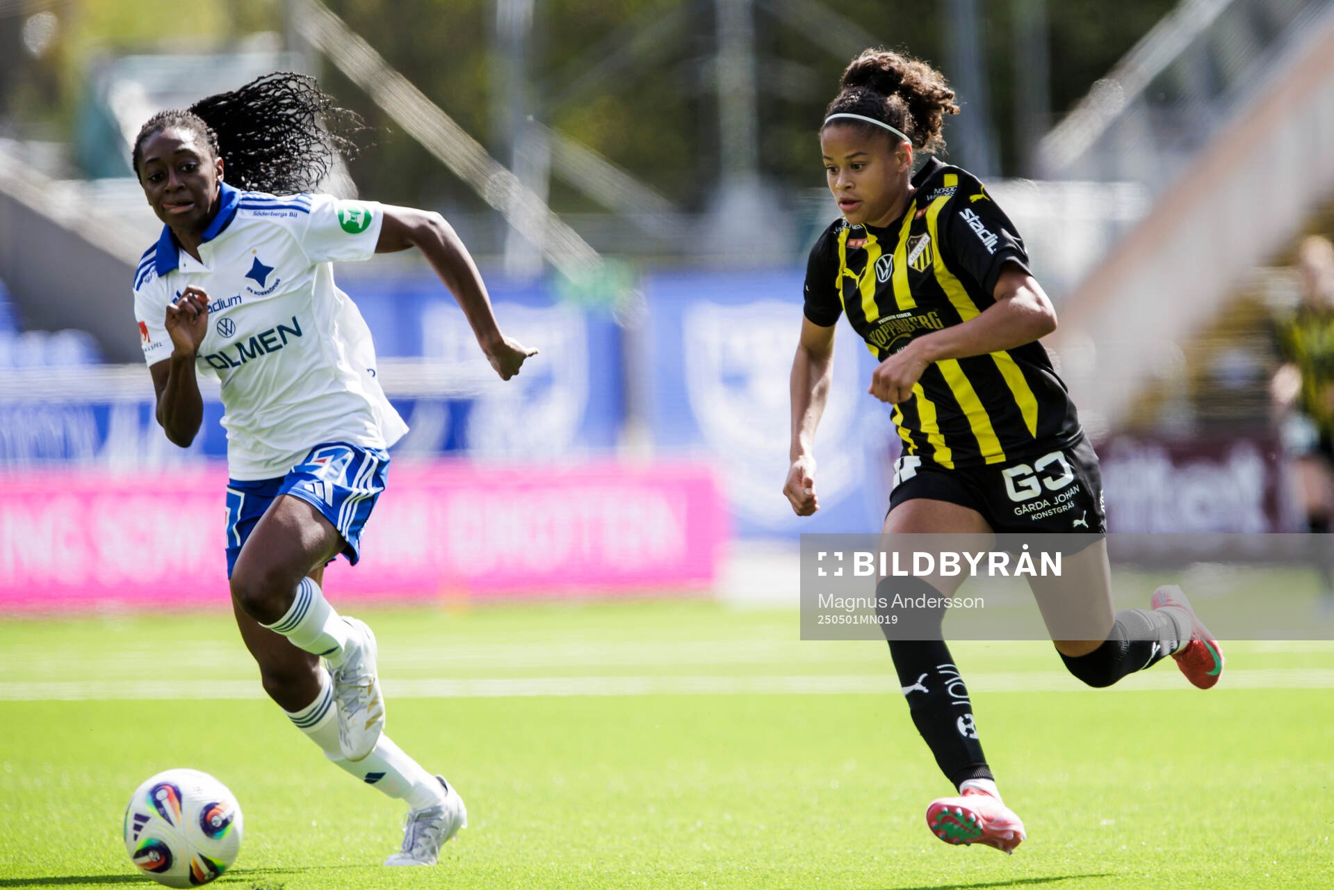 IFK Norrköpings Maya Aliyah Antoine och Häckens Felicia Schröder under semifinalen i Svenska Cupen mellan IFK Norrköping och Häcken den 1 maj 2025 i Norrköping. 