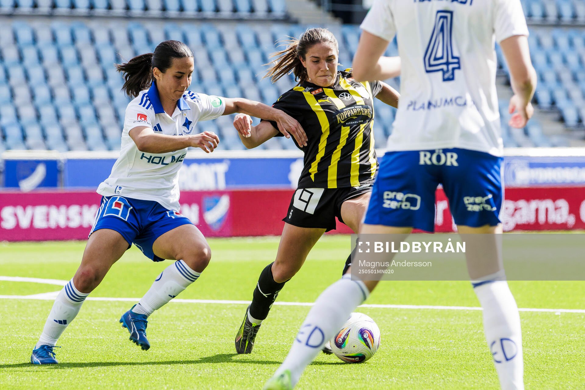 IFK Norrköpings Vesna Milivojevic och Häckens Mary Caroline Wickenheiser under semifinalen i Svenska Cupen mellan IFK Norrköping och Häcken den 1 maj 2025 i Norrköping. 