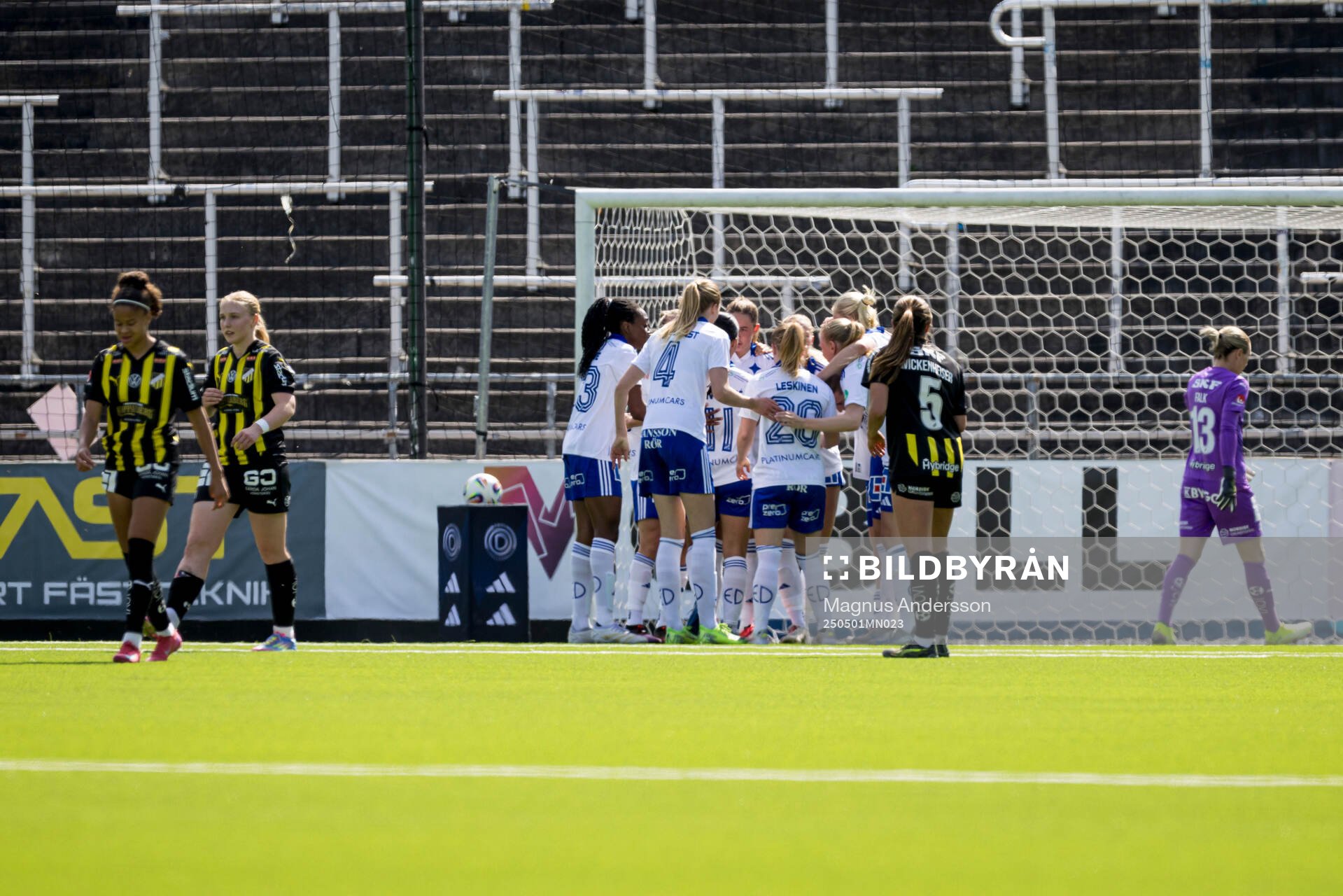 IFK Norrköpings Svea Rehnberg jublar tillsammans med lagkamrater efter 1-0 under semifinalen i Svenska Cupen mellan IFK Norrköping och Häcken den 1 maj 2025 i Norrköping.