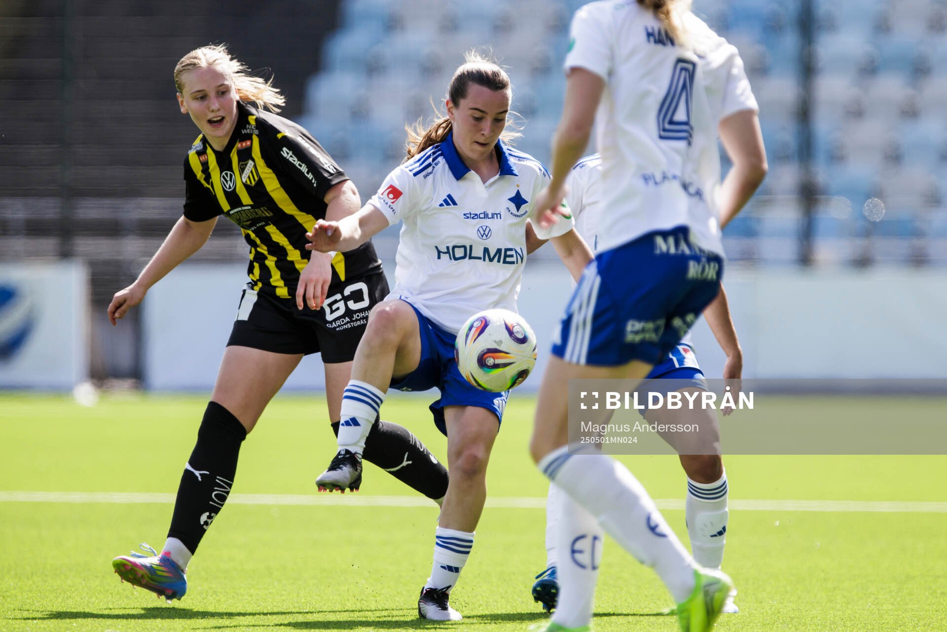 Häckens Johanna Fossdalsá Sørensen och IFK Norrköpings Carrie Jones under semifinalen i Svenska Cupen mellan IFK Norrköping och Häcken den 1 maj 2025 i Norrköping. 