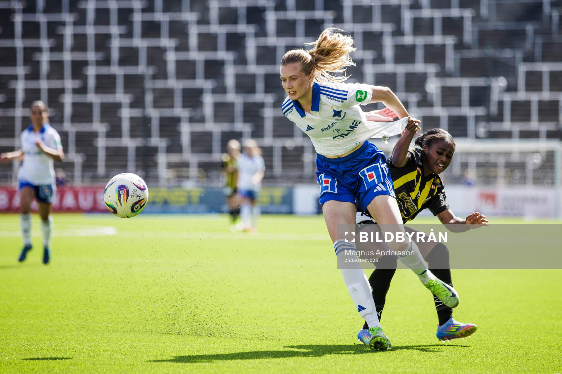 IFK Norrköpings Ebba Handfast och Häckens Monica Jusu Bah under semifinalen i Svenska Cupen mellan IFK Norrköping och Häcken den 1 maj 2025 i Norrköping. 