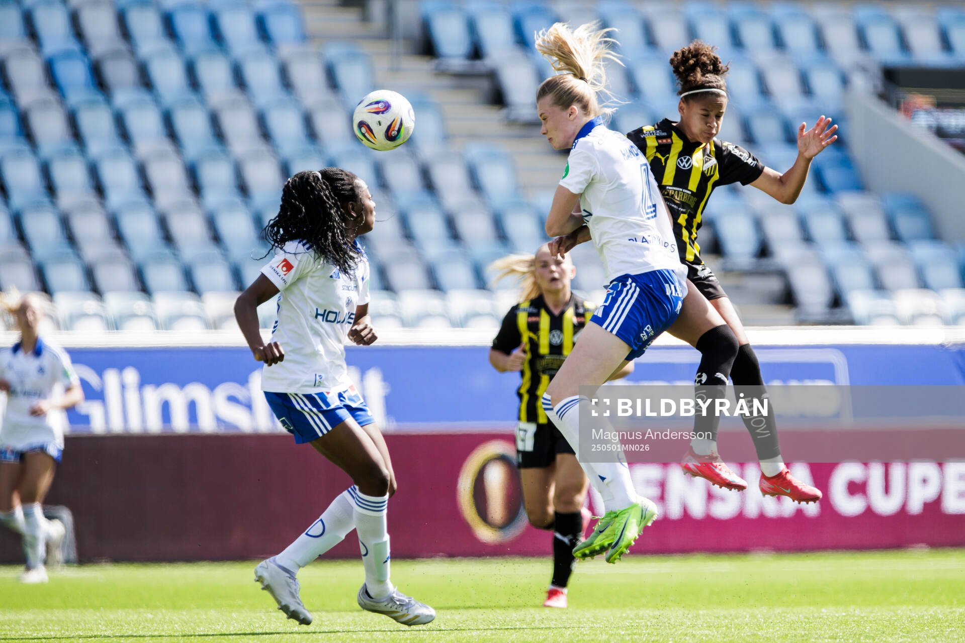 IFK Norrköpings Maya Aliyah Antoine och Ebba Handfast och Häckens Felicia Schröder under semifinalen i Svenska Cupen mellan IFK Norrköping och Häcken den 1 maj 2025 i Norrköping.
