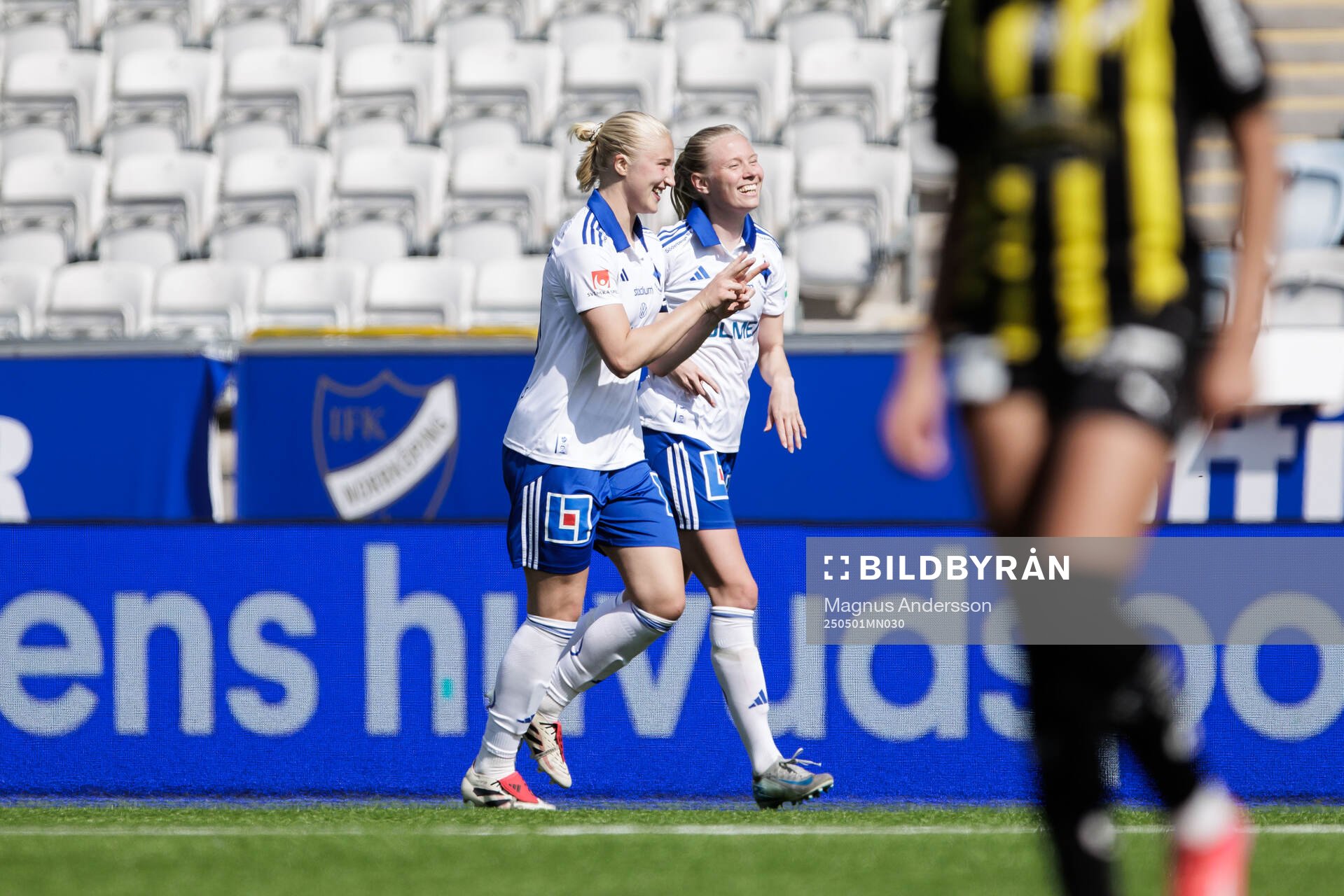 IFK Norrköpings Wilma Leidhammar jublar efter 2-0 under semifinalen i Svenska Cupen mellan IFK Norrköping och Häcken den 1 maj 2025 i Norrköping.