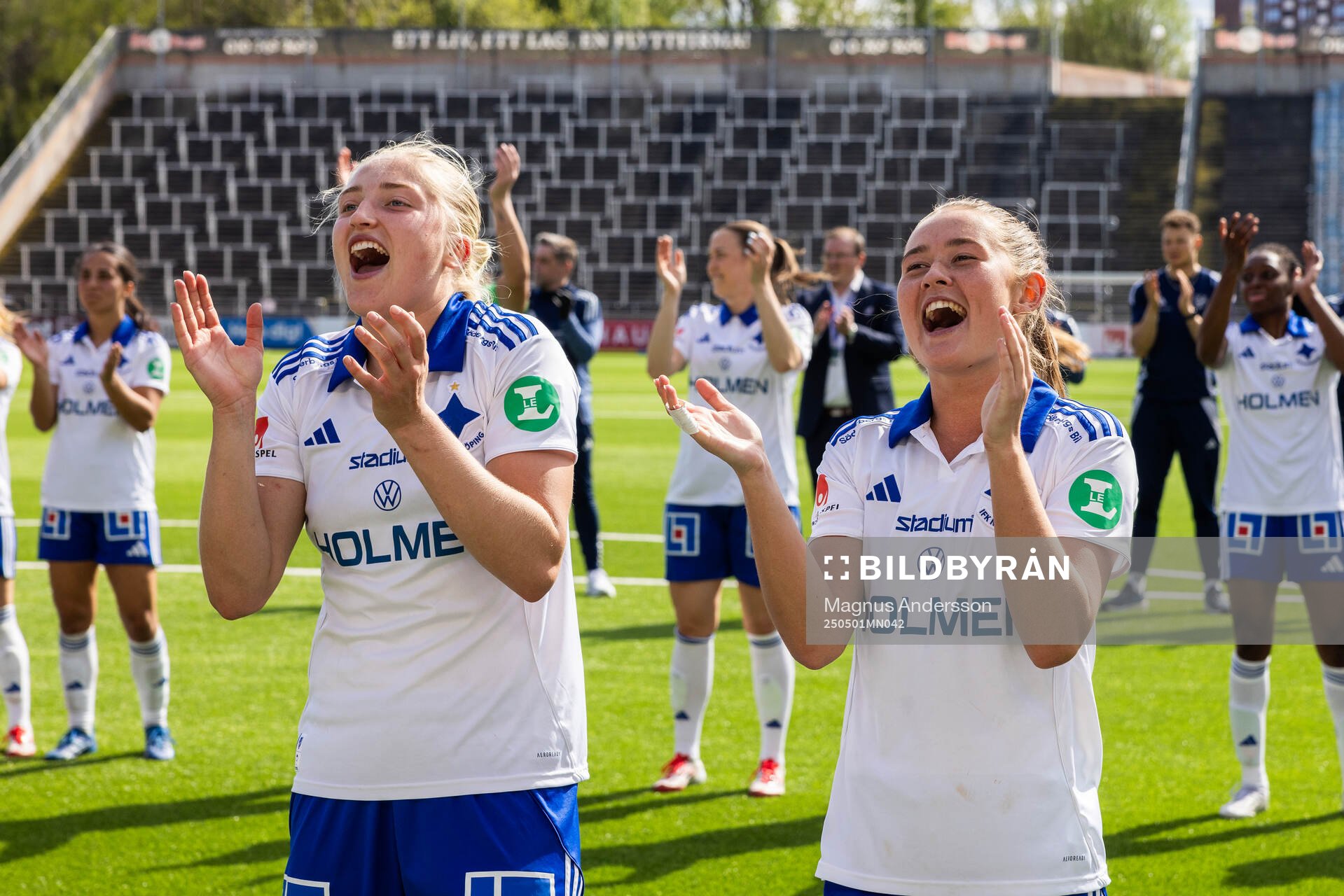 IFK Norrköpings Wilma Leidhammar och Svea Rehnberg jublar efter semifinalen i Svenska Cupen mellan IFK Norrköping och Häcken den 1 maj 2025 i Norrköping.