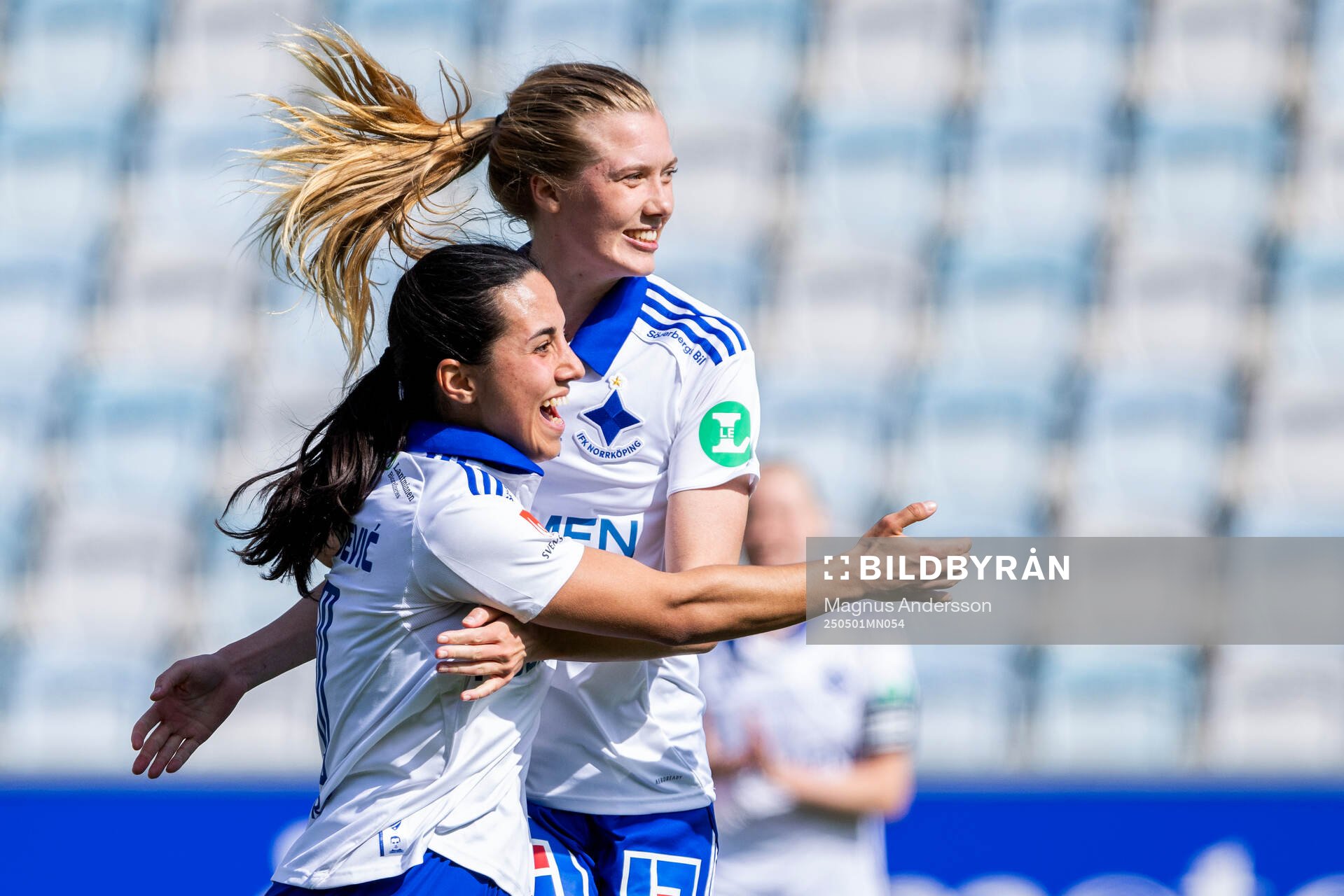 IFK Norrköpings Vesna Milivojevic och Ebba Handfast jublar