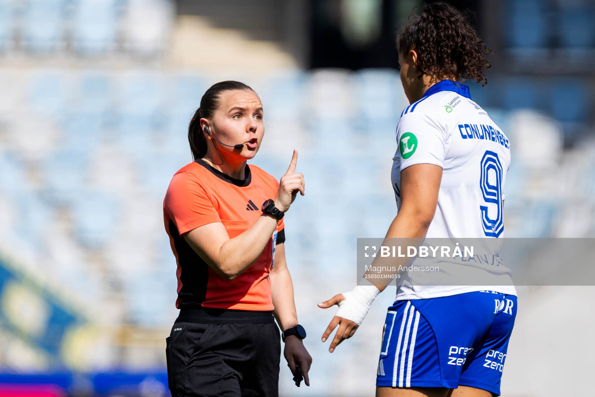 Domare Hanna Laajanen under semifinalen i Svenska Cupen mellan IFK Norrköping och Häcken den 1 maj 2025 i Norrköping.