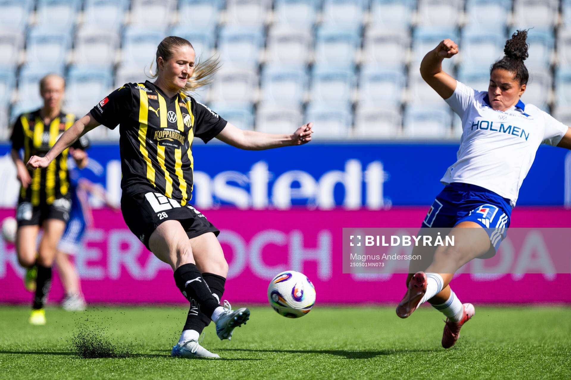 Häckens Alexandra Larsson och IFK Norrköpings Jada Conijnenberg under semifinalen i Svenska Cupen mellan IFK Norrköping och Häcken den 1 maj 2025 i Norrköping.