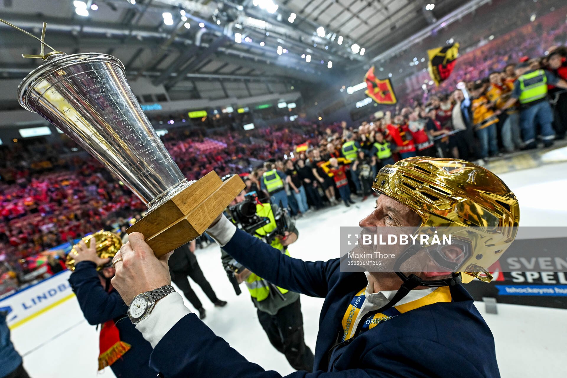 Luleås tränare Thomas Berglund  jublar
