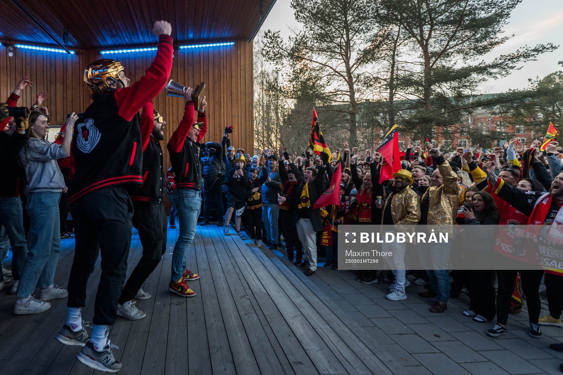 Luleås spelare jublar med supportrar