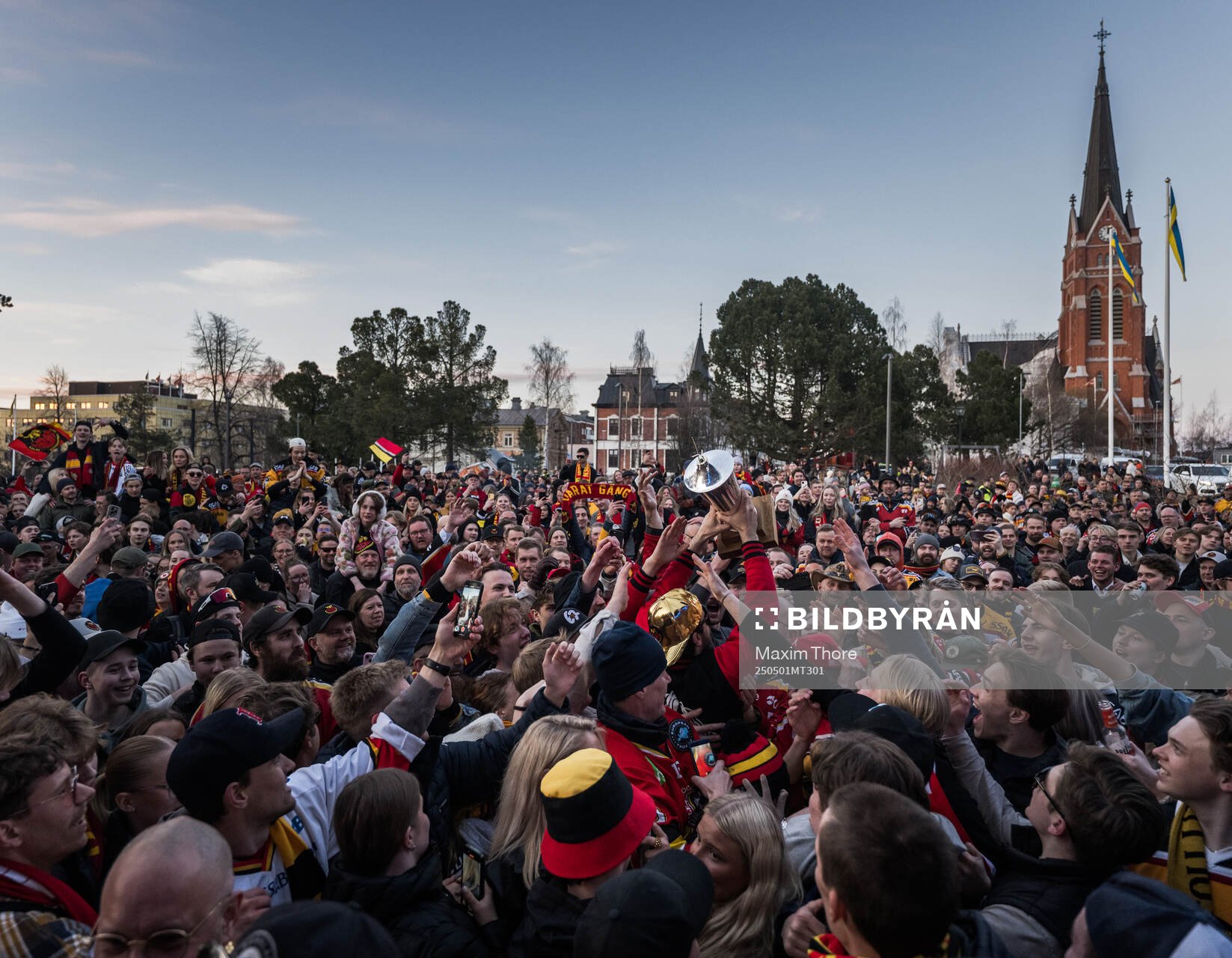 Luleås Frederic Allard jublar med supportrar