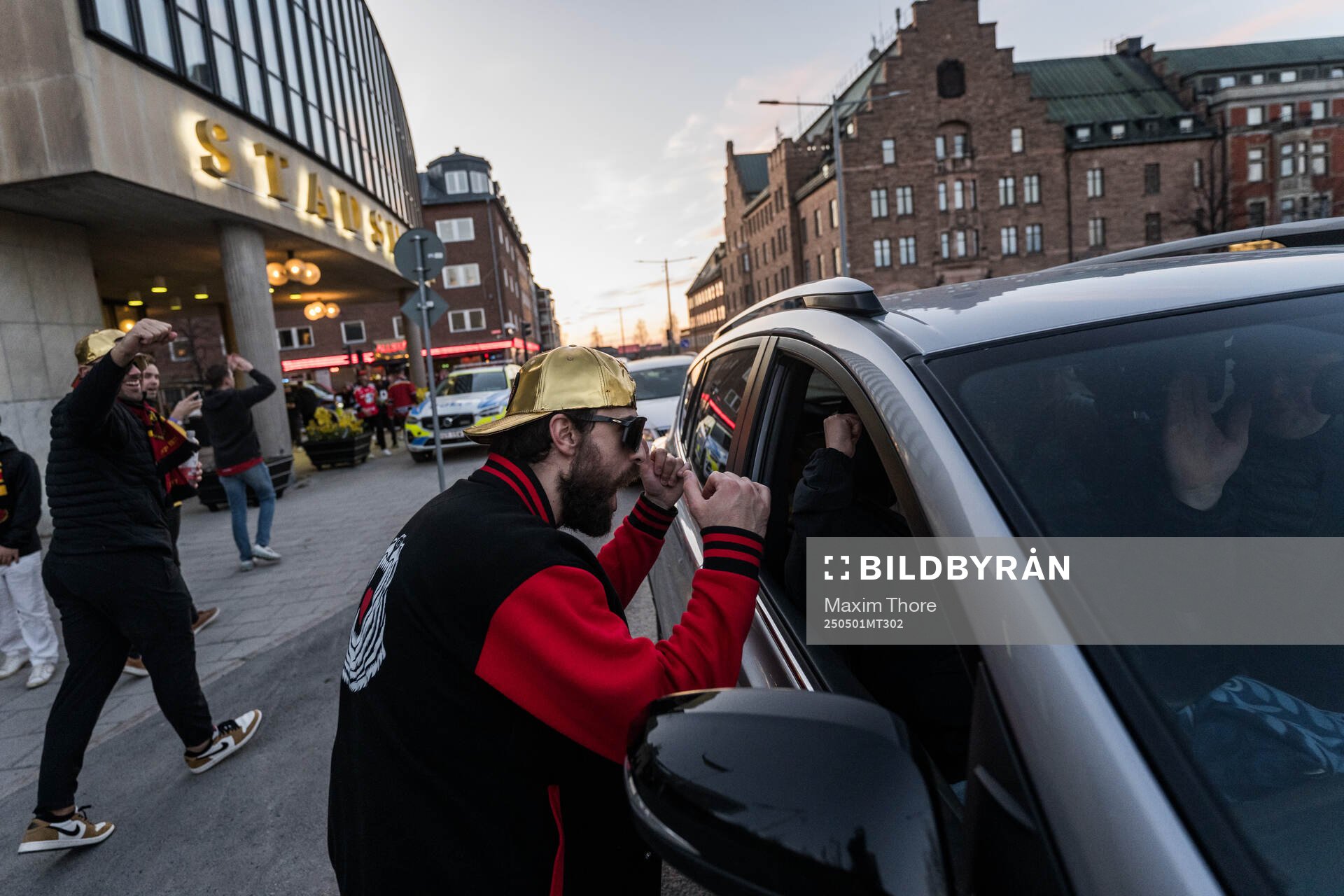 Luleås Frederic Allard jublar med supportrar