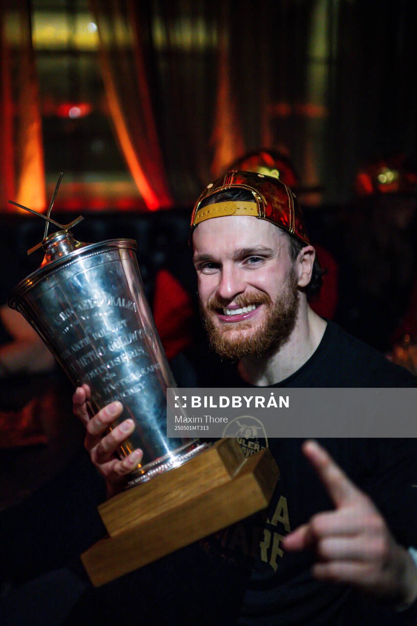 Luleås Brendan Shinnimin poserar med Le Mat pokalen på