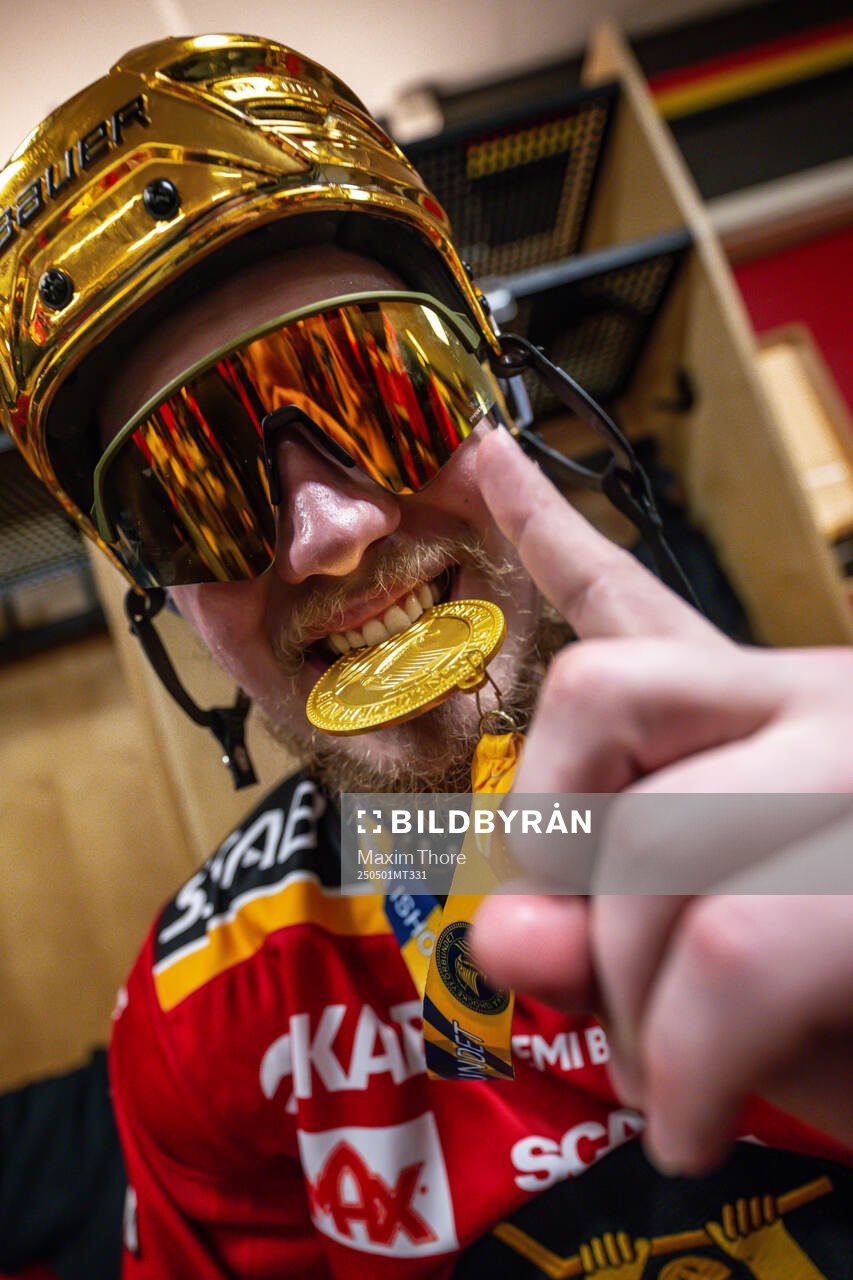 Luleås Jonas Berglund jublar med sin guldmedalj