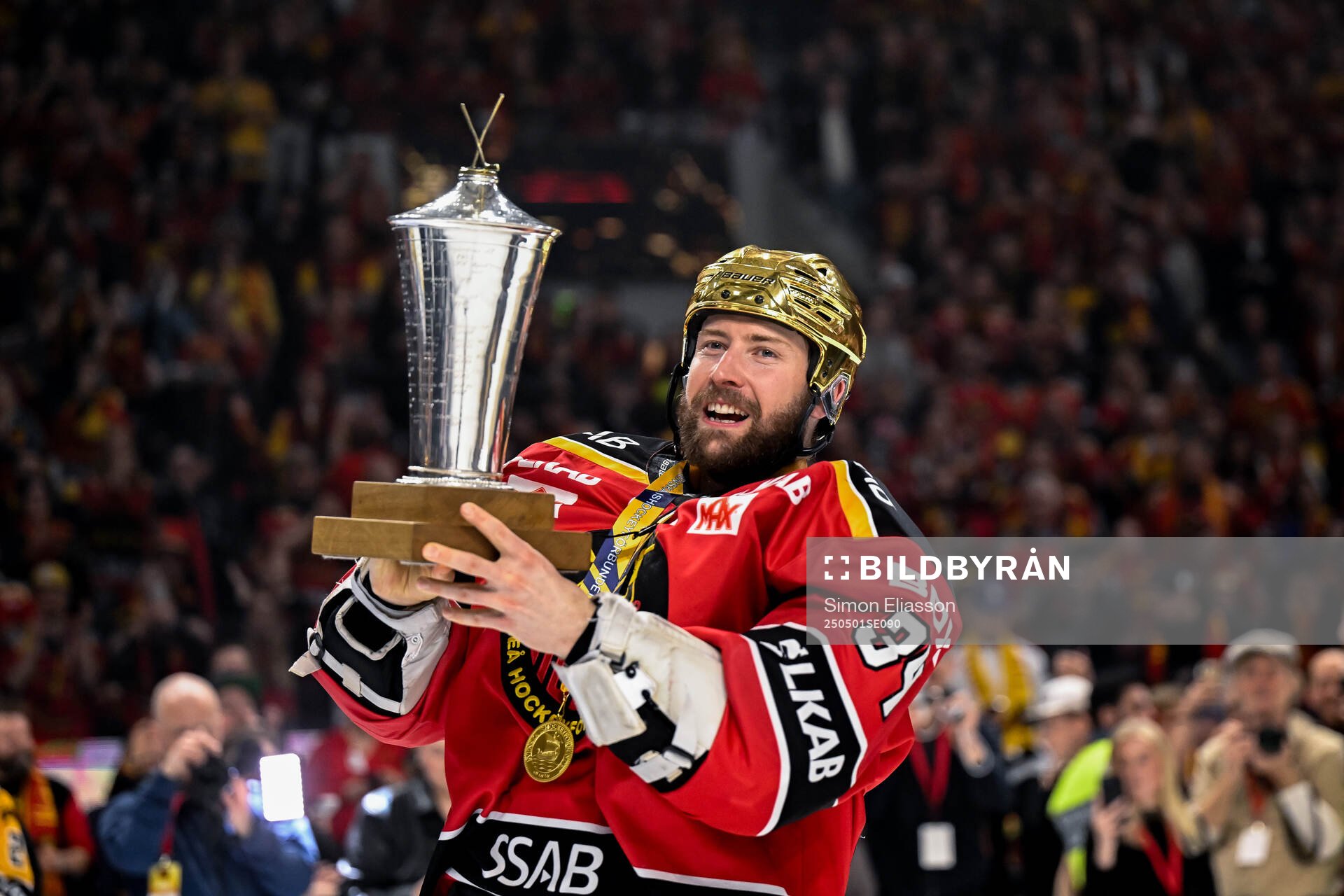 Luleås målvakt Joel Lassinantti jublar med pokalen