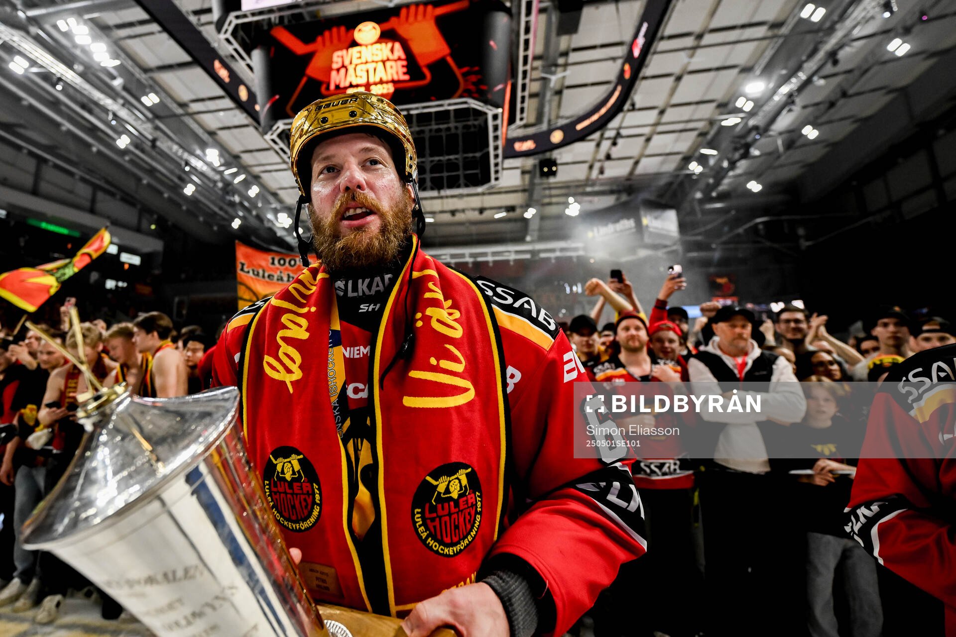 Luleås Linus Omark jublar med pokalen