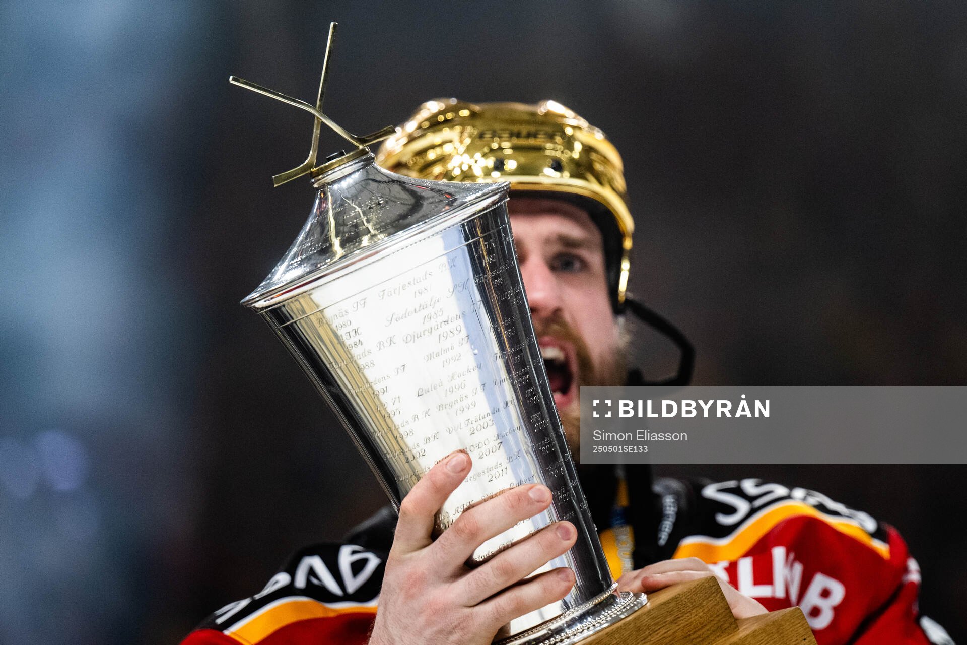 Luleås Pontus Själin jublar med pokalen