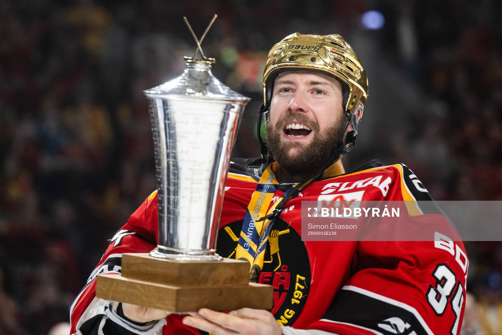 Luleås målvakt Joel Lassinantti jublar med pokalen