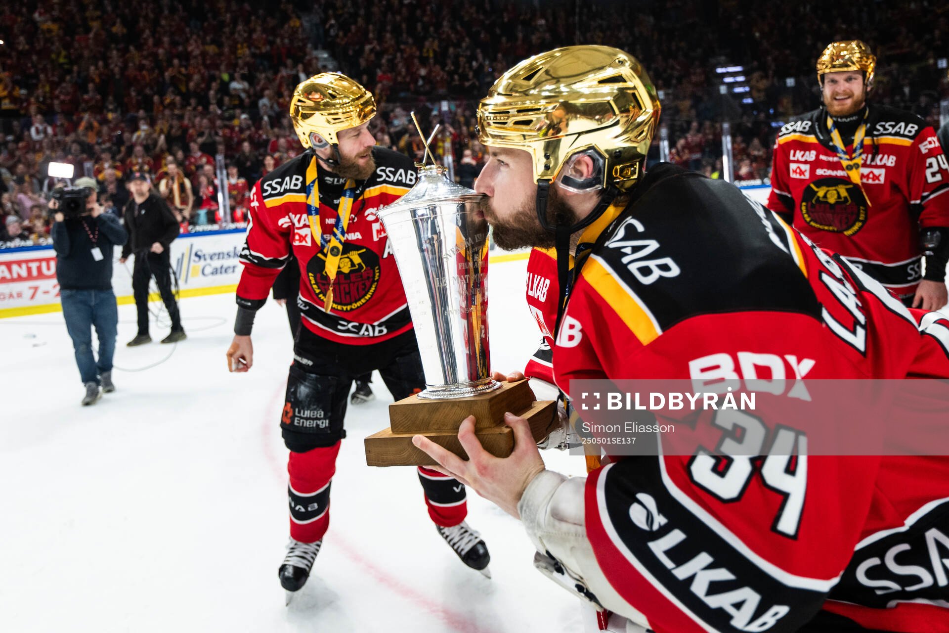 Luleås målvakt Joel Lassinantti jublar med pokalen