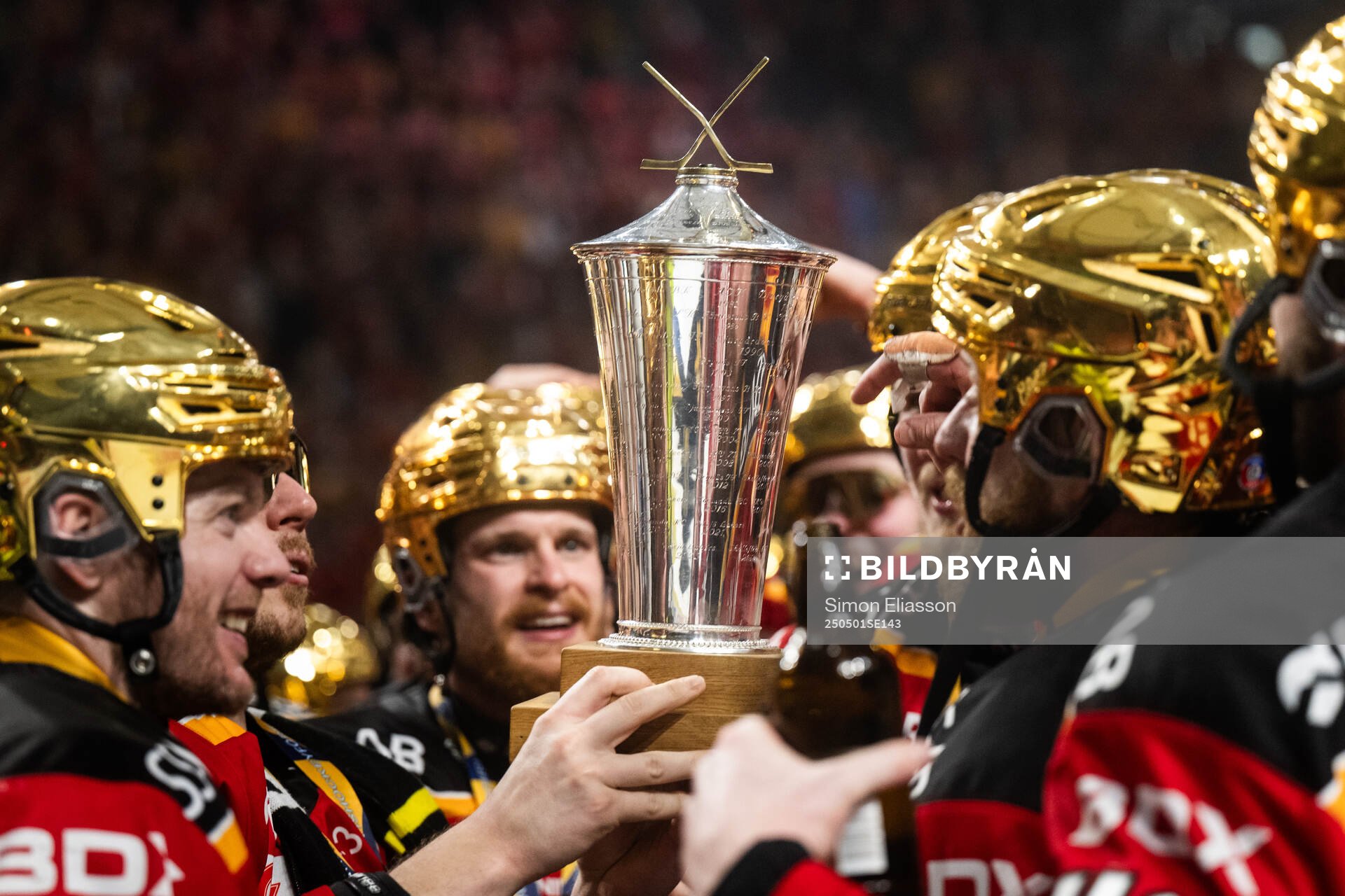 Luleås spelare jublar med pokalen